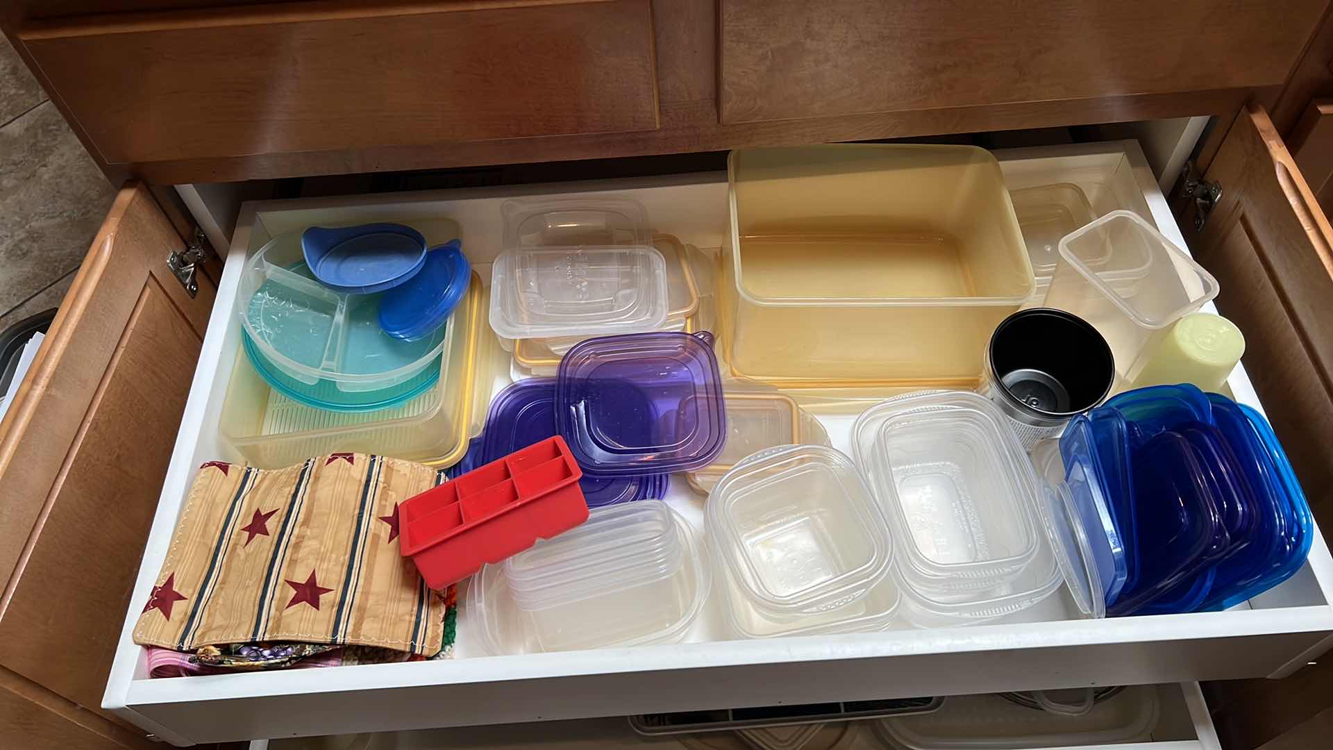 Photo 1 of CONTENTS OF 4 KITCHEN CABINETS (KITCHEN ITEMS)