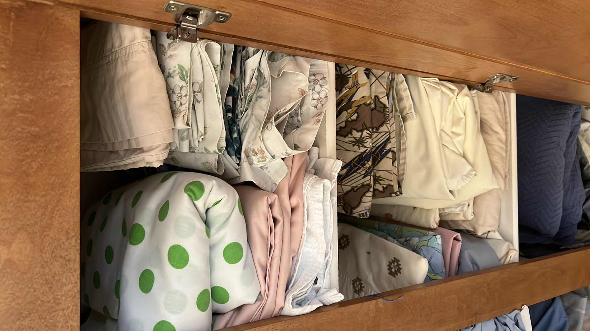 Photo 1 of CONTENTS OF MASTER BEDROOM LINEN CLOSET (TOWELS & LINENS)