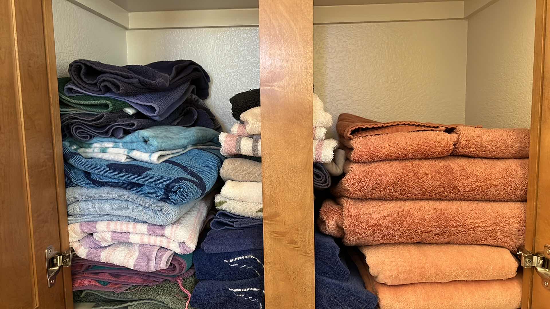 Photo 1 of CONTENTS OF MASTER BEDROOM LINEN CLOSET (TOWELS & LINENS)