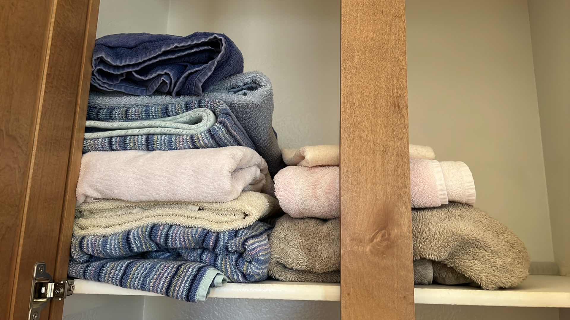 Photo 1 of CONTENTS OF MASTER BEDROOM LINEN CLOSET (TOWELS & LINENS)