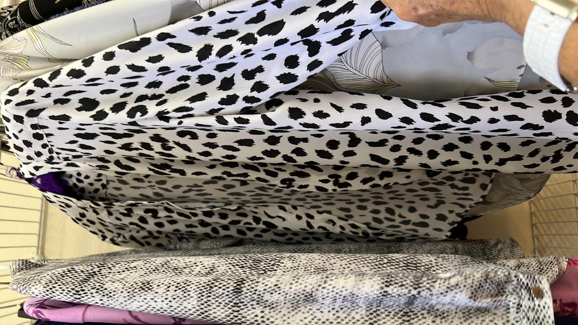 Photo 3 of LADIES 2 RACKS OF CLOTHES (SIZE S-L)