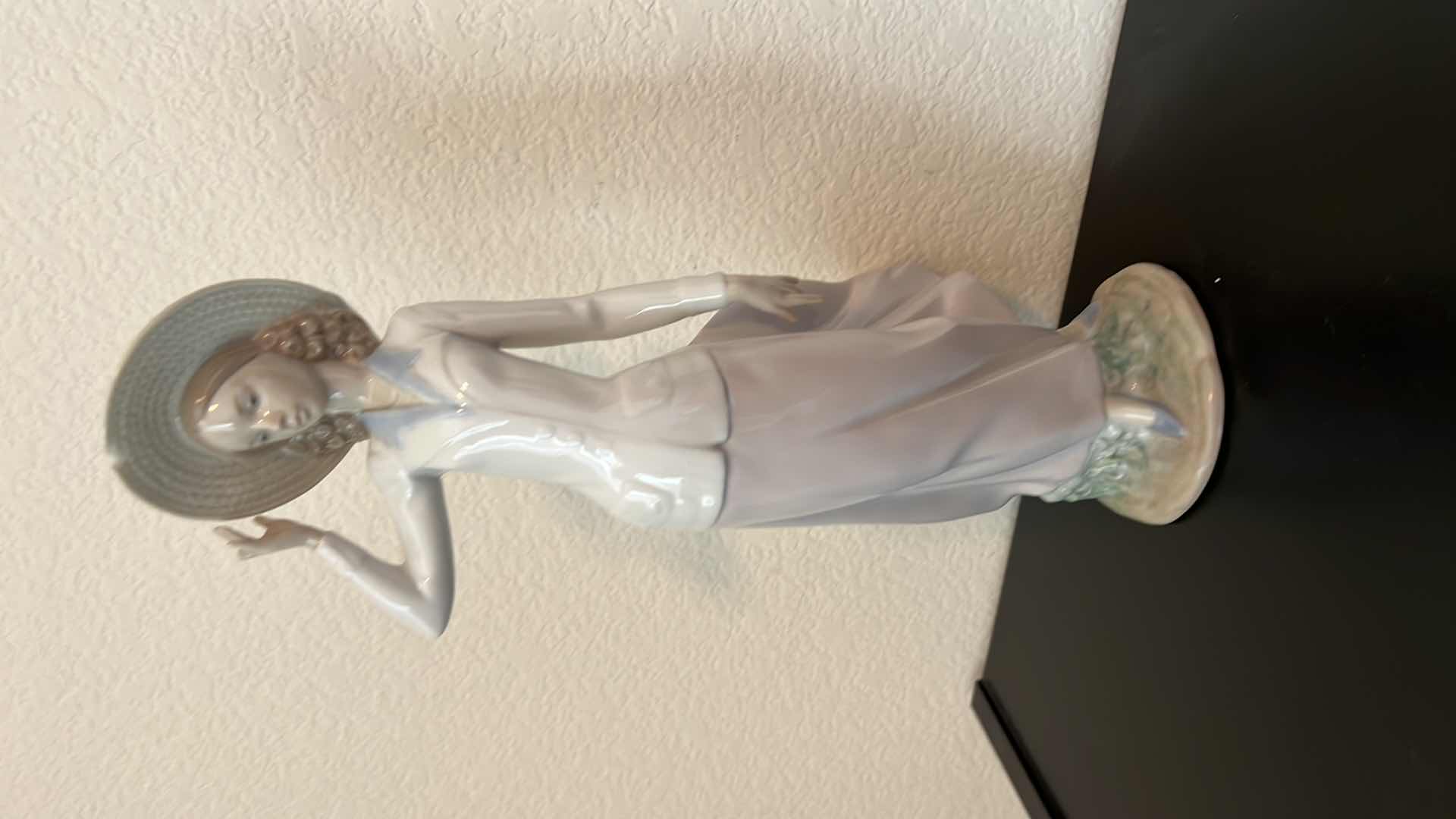 Photo 1 of LLADRO FIGURINE OF WOMAN