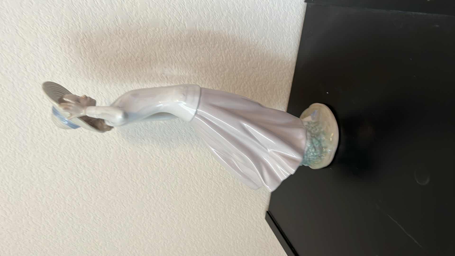 Photo 1 of LLADRO FIGURINE OF WOMAN