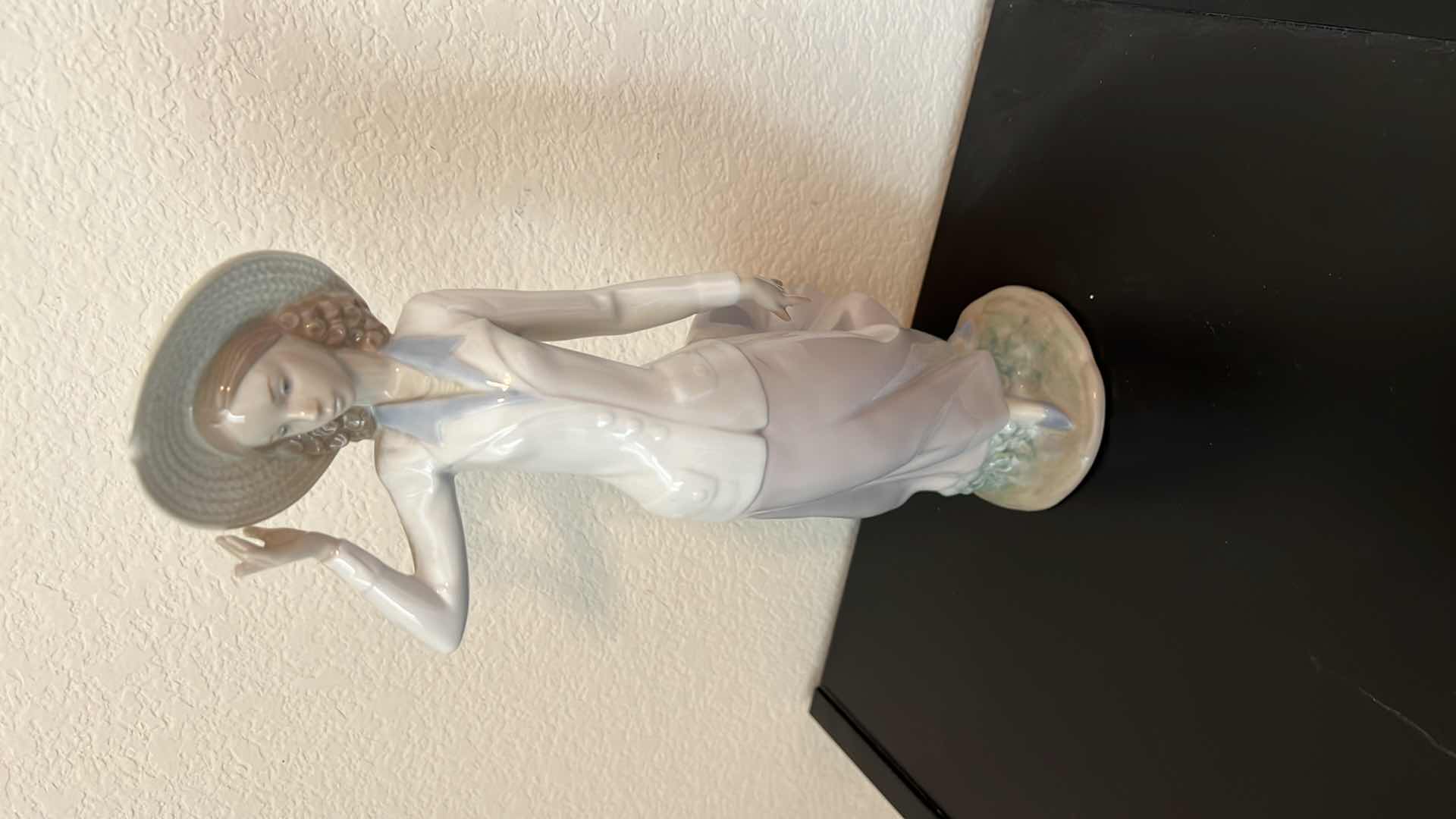 Photo 2 of LLADRO FIGURINE OF WOMAN