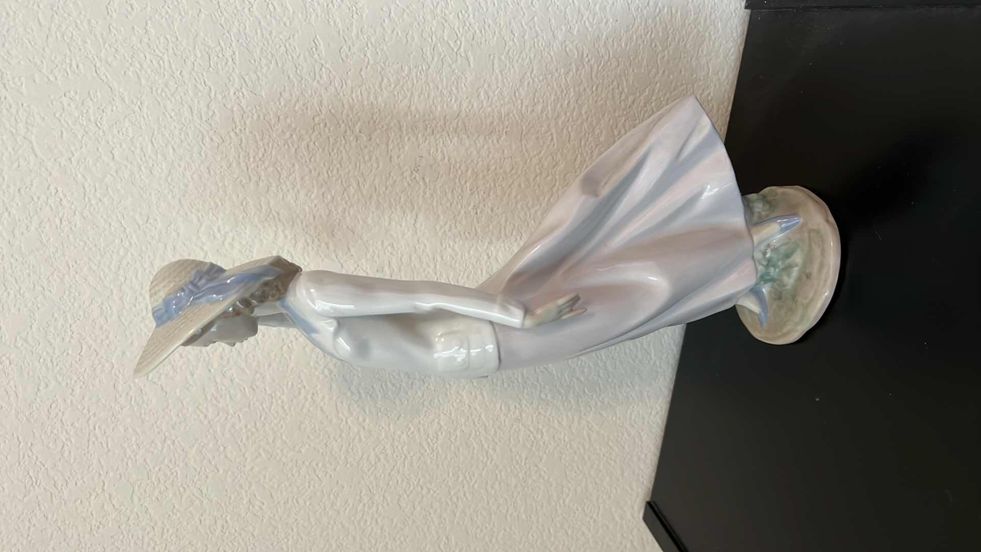 Photo 5 of LLADRO FIGURINE OF WOMAN