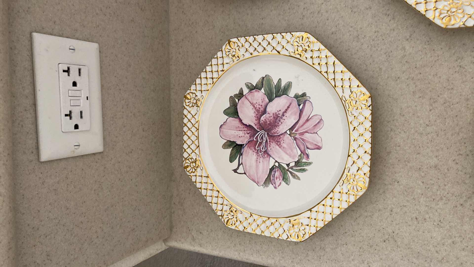 Photo 1 of 4 COLLECTOR PLATES & 1 GLASS BASKET