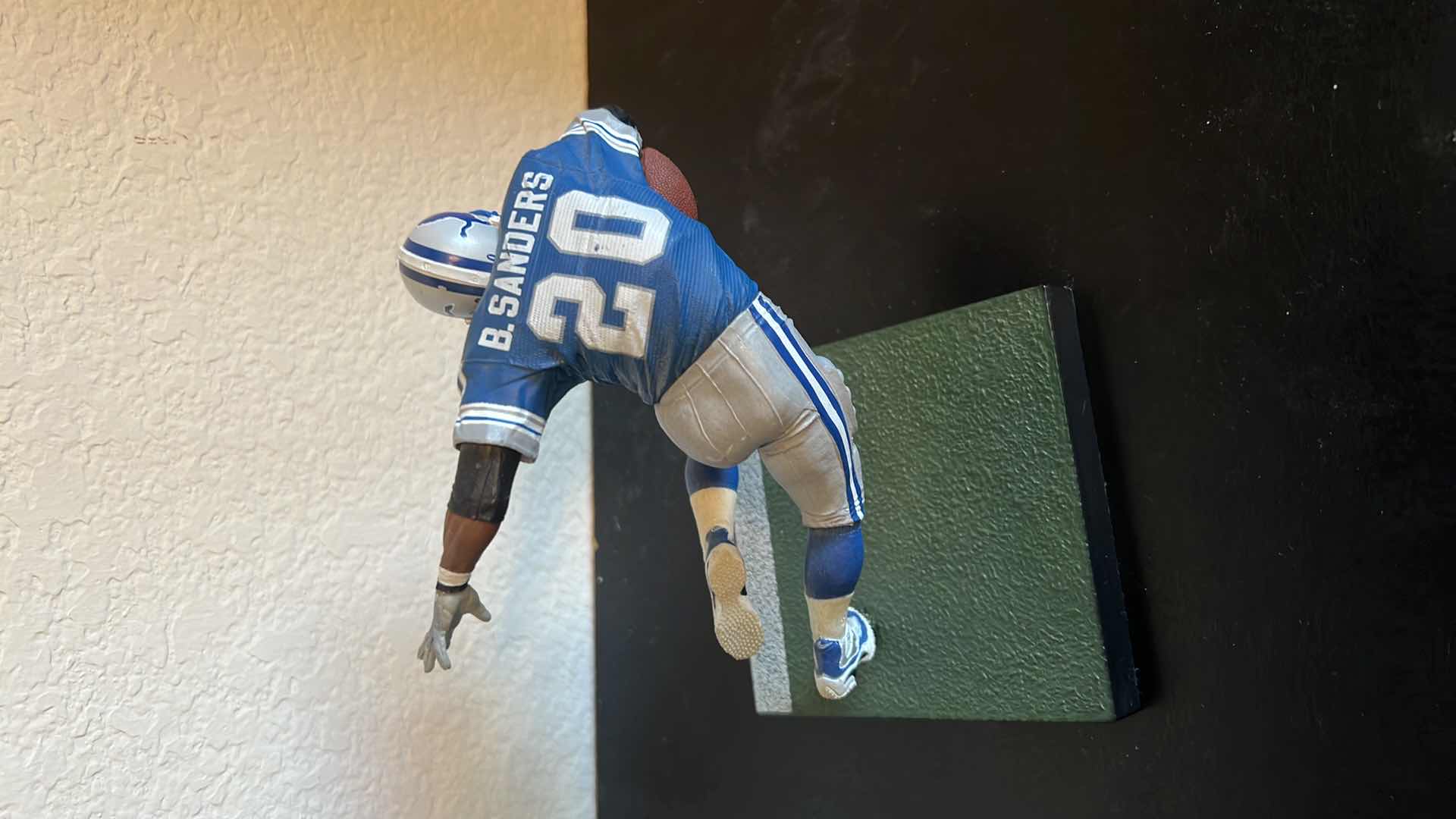 Photo 1 of 2009 NFL LIONS B. SANDERS COLLECTIBLE 20