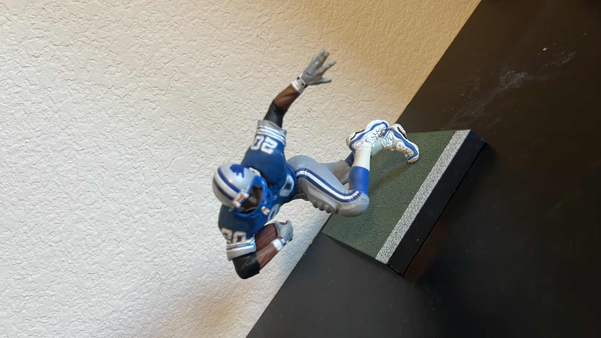 Photo 1 of 2009 NFL LIONS B. SANDERS COLLECTIBLE 20