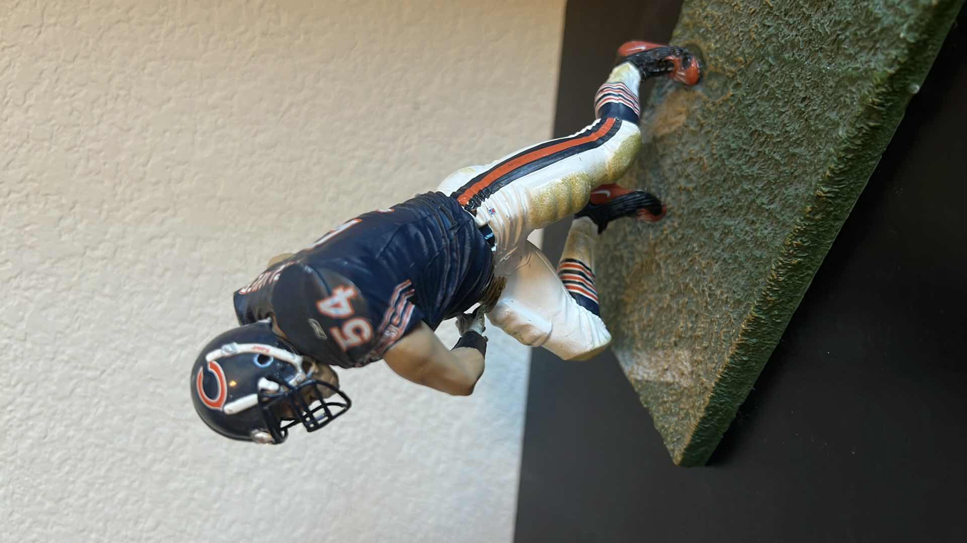 Photo 1 of 2003 NFL CHICAGO URLACHER 54 COLLECTIBLE