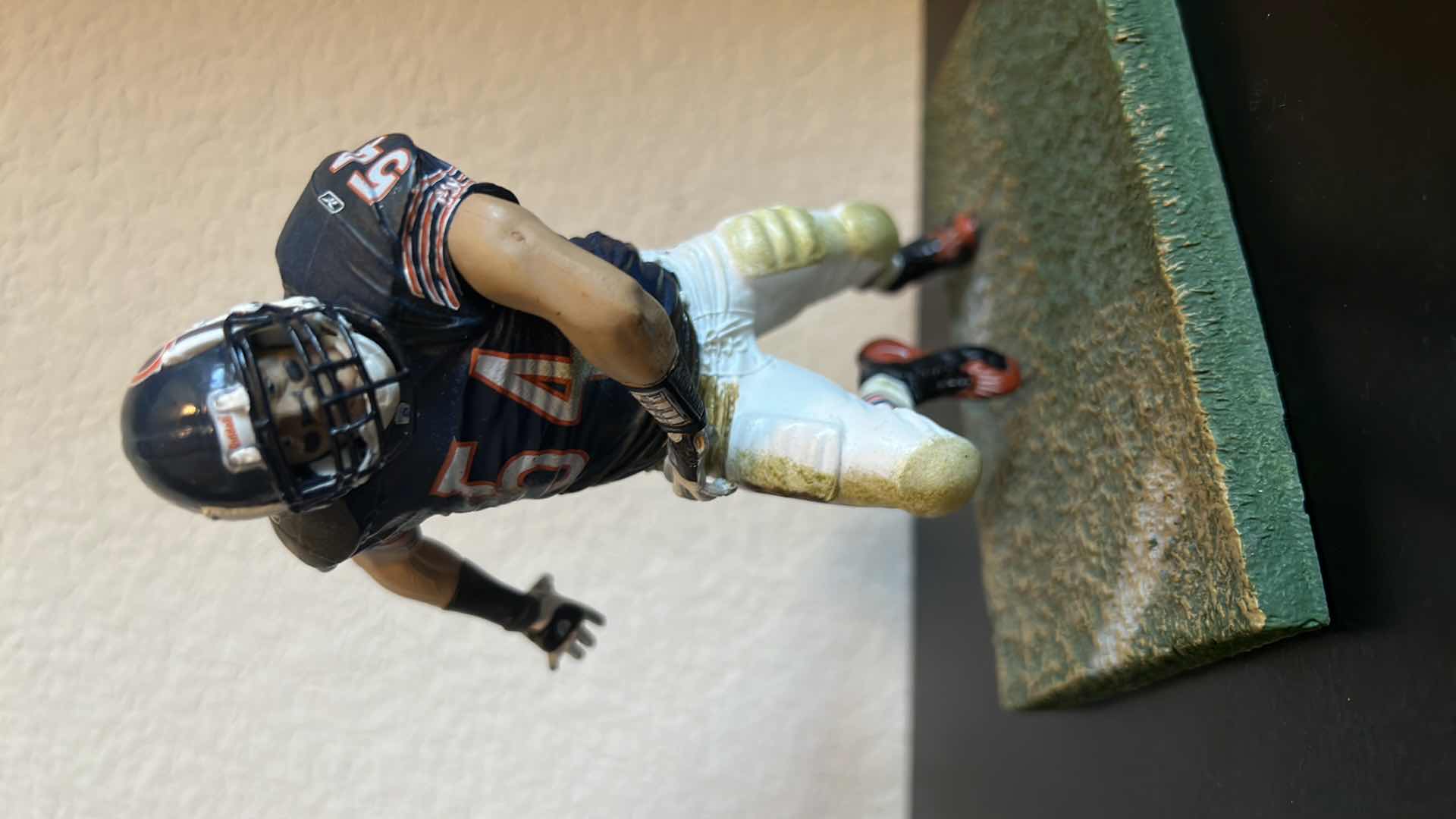 Photo 1 of 2003 NFL CHICAGO URLACHER 54 COLLECTIBLE