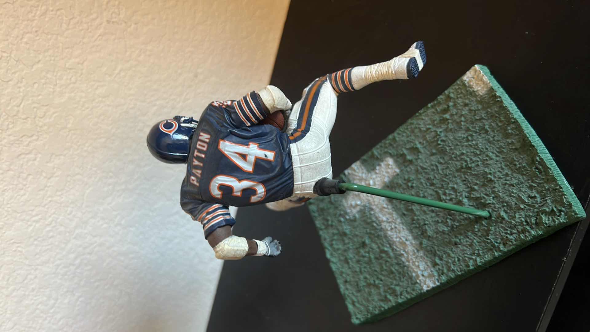 Photo 1 of 2006 NFL PAYTON 34 COLLECTIBLE