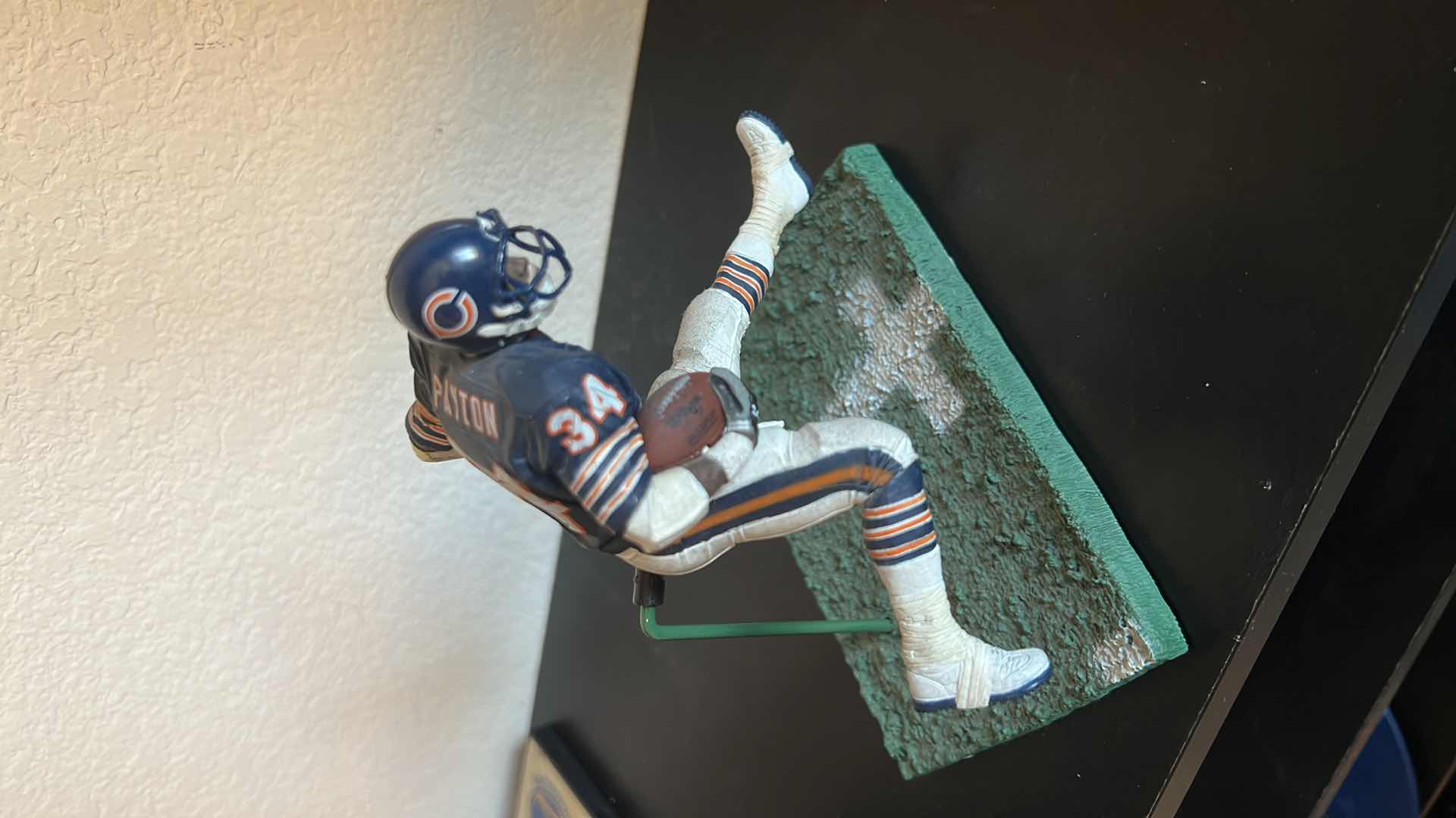 Photo 1 of 2006 NFL PAYTON 34 COLLECTIBLE