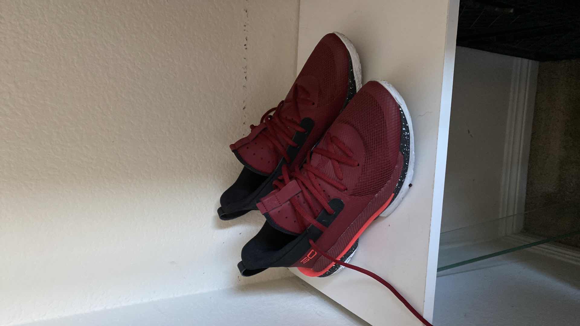 Photo 1 of MENS SIZE 9 UNDER ARMOUR SC SHOES