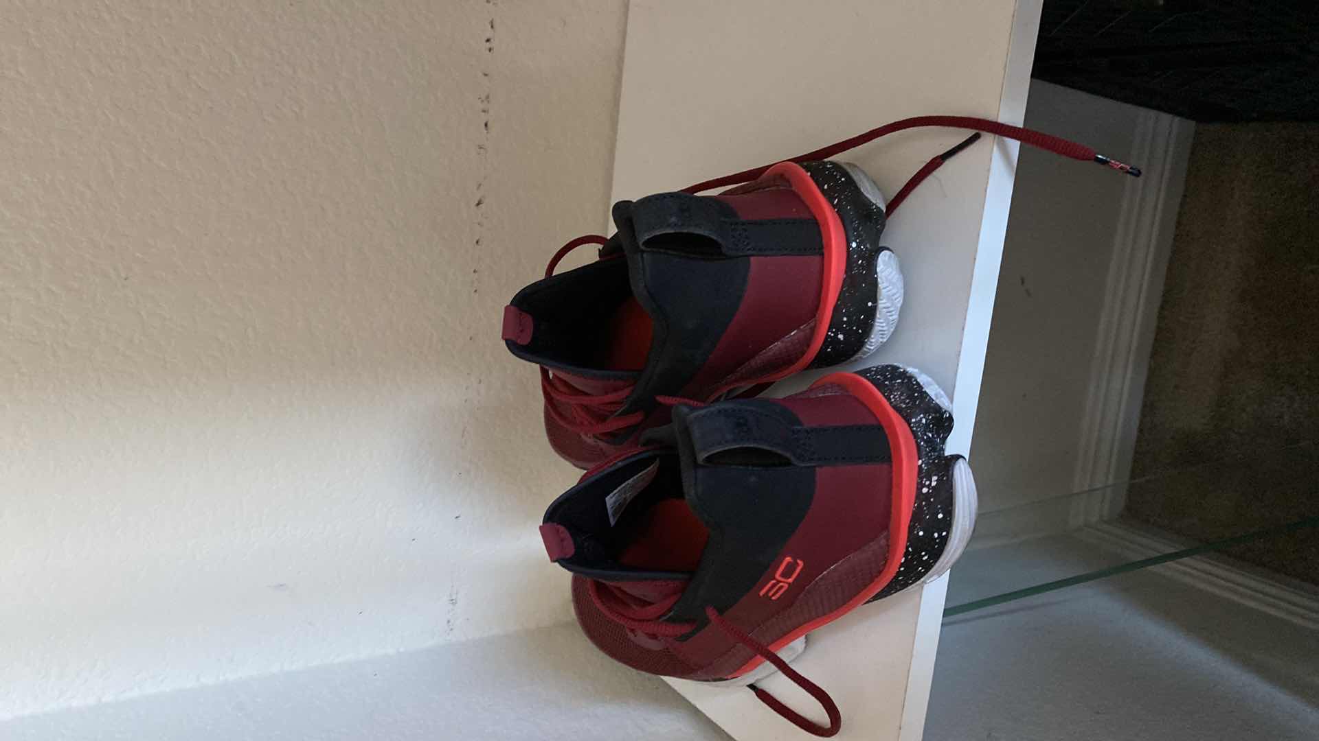 Photo 3 of MENS SIZE 9 UNDER ARMOUR SC SHOES