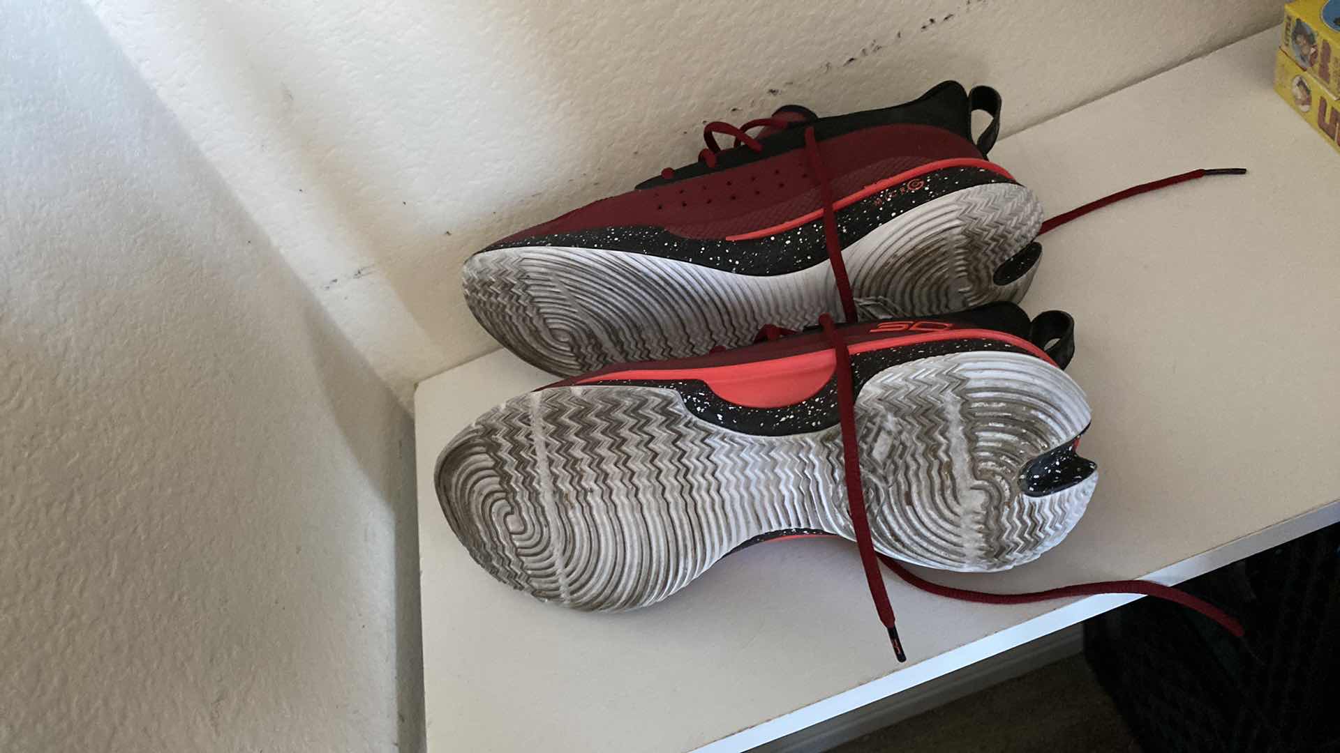 Photo 6 of MENS SIZE 9 UNDER ARMOUR SC SHOES