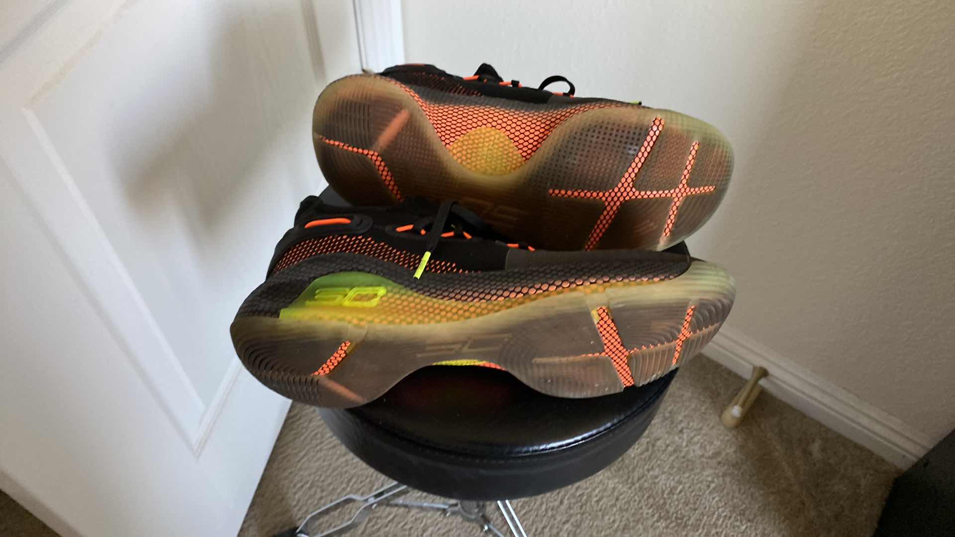 Photo 1 of MENS 10 UNDER ARMOUR SC SHOES