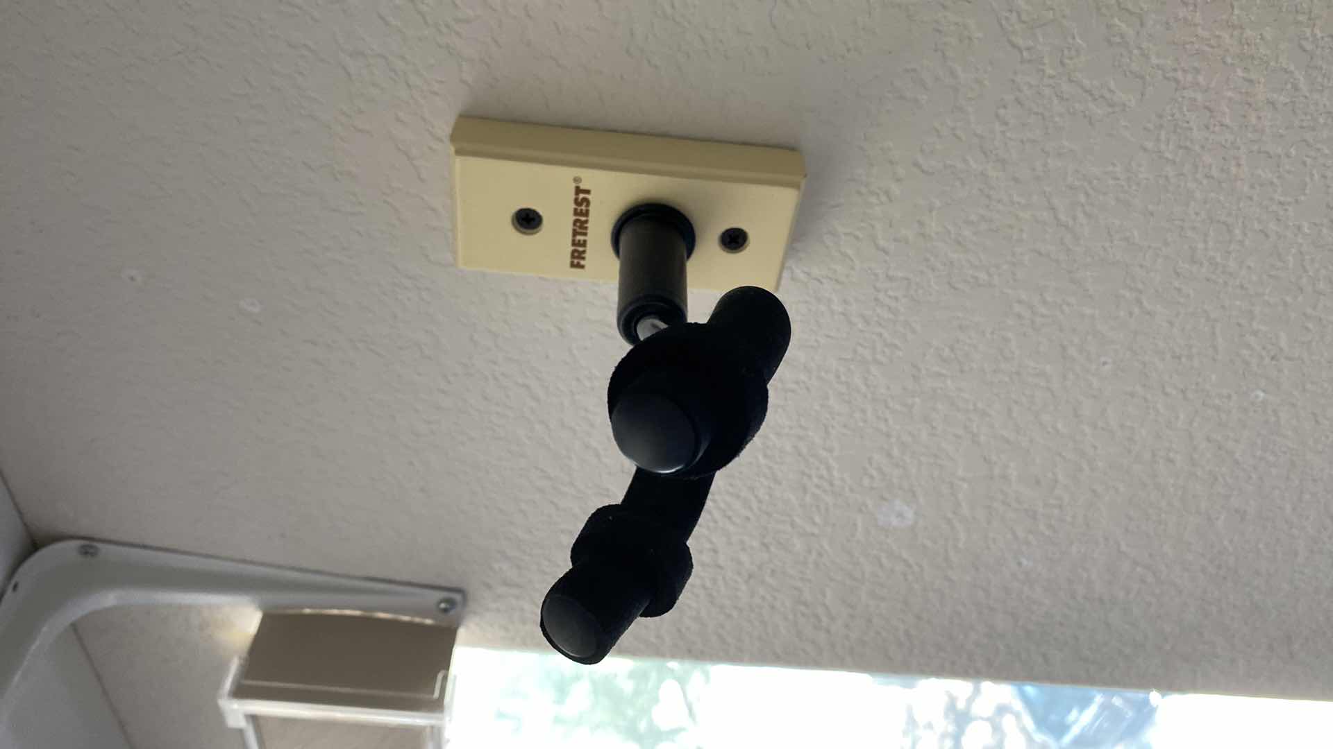 Photo 1 of FRETREST GUITAR WALLMOUNT