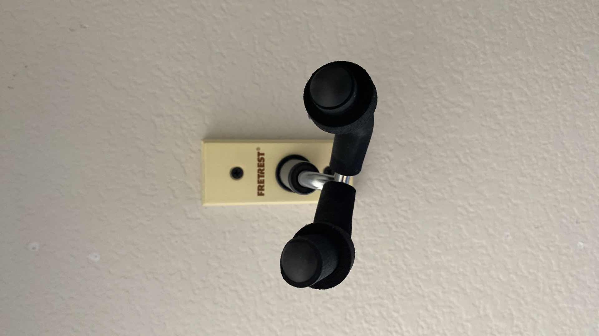 Photo 1 of FRETREST GUITAR WALLMOUNT