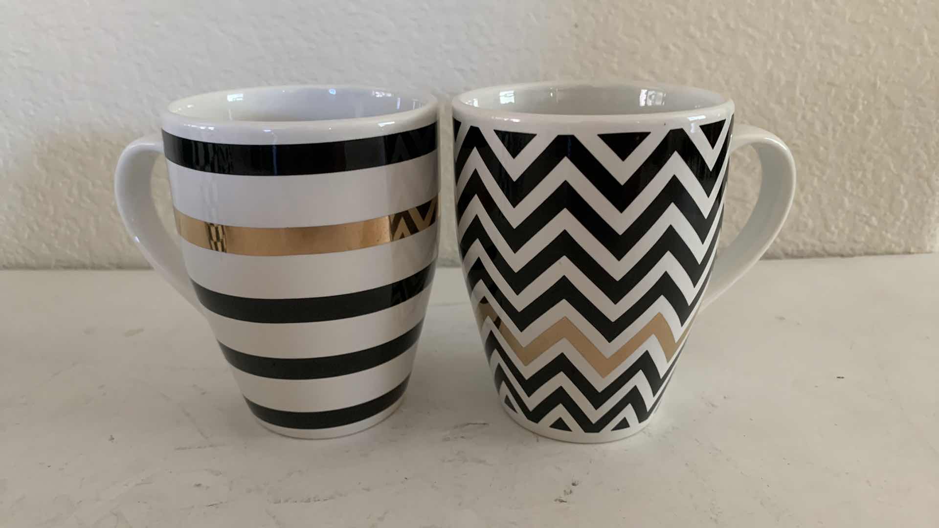 Photo 1 of NIB MACYS BLACK AND WHITE W. GOLD COFFEE MUG SET. (4)