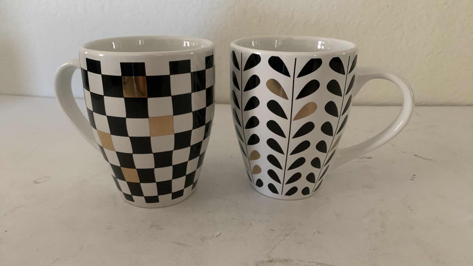 Photo 1 of NIB MACYS BLACK AND WHITE W. GOLD COFFEE MUG SET. (4)