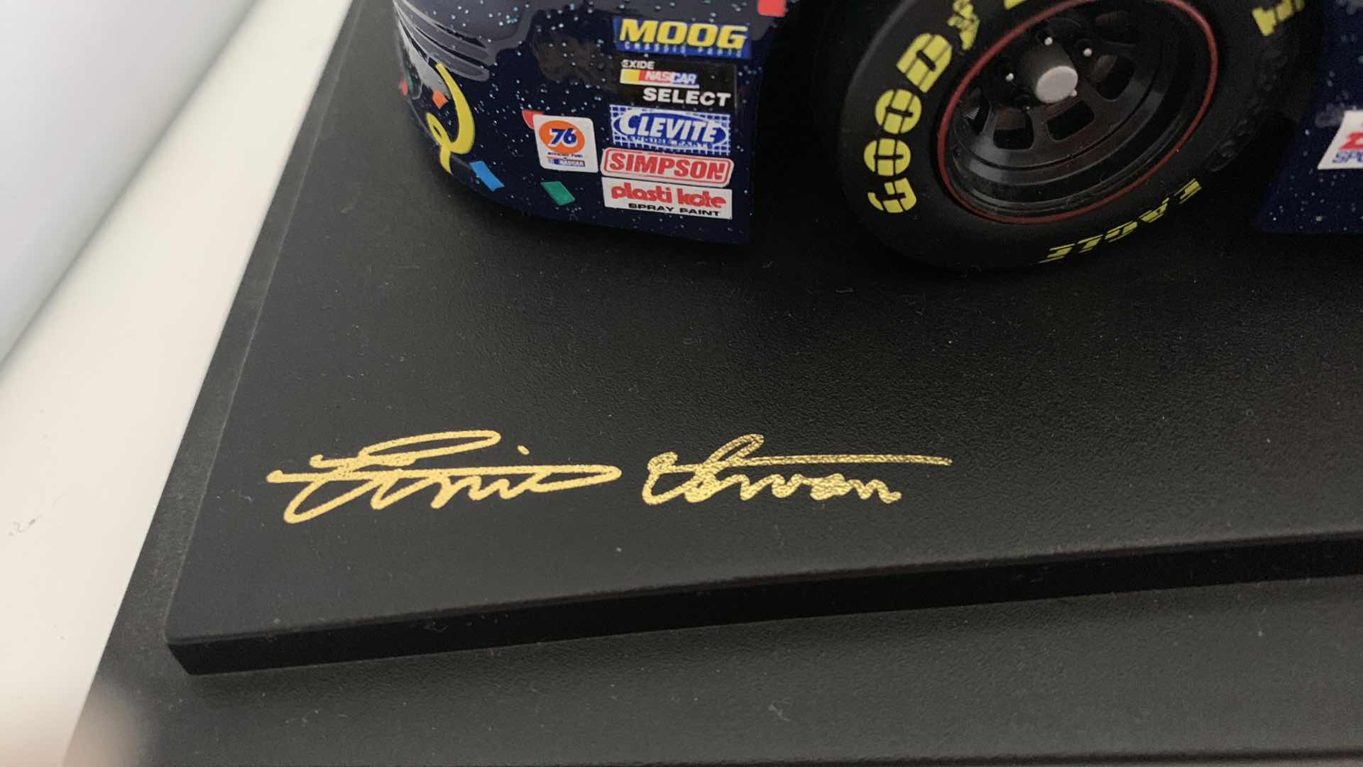 Photo 4 of REVELL COLLECTION CLUB M & M 2000 #36 ERNIE IRVAN DIE CAST RACE CAR.