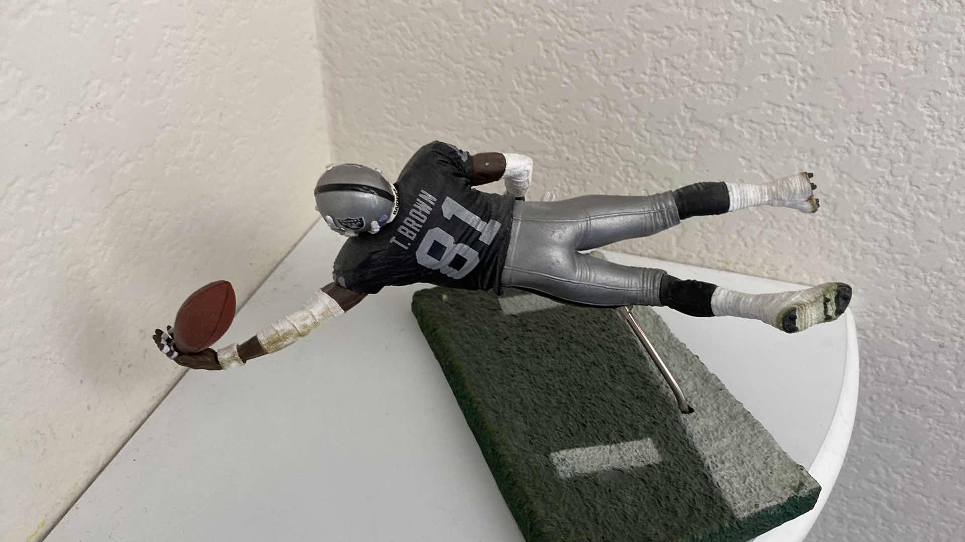 Photo 1 of 2004 RAIDERS T. BROWN 81 COLLECTIBLE