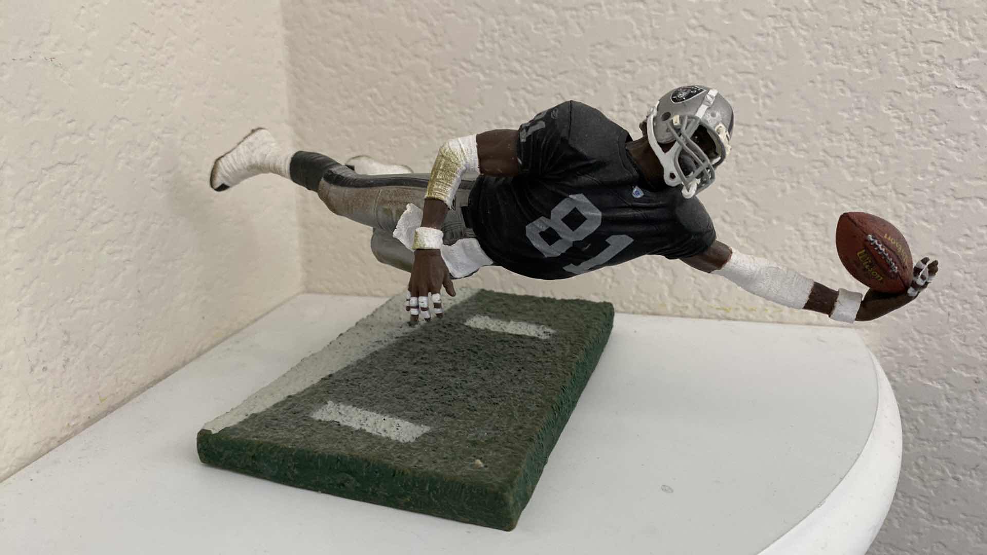 Photo 1 of 2004 RAIDERS T. BROWN 81 COLLECTIBLE