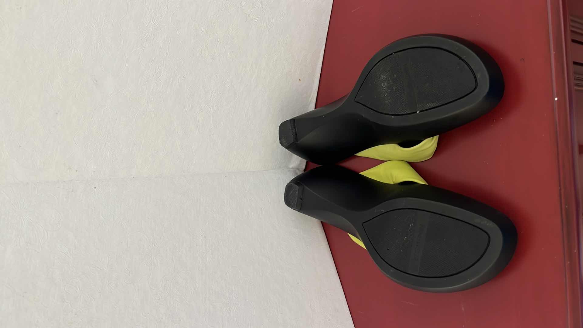 Photo 1 of LADIES NINE WEST LIME GREEN SANDALS (SIZE 7)