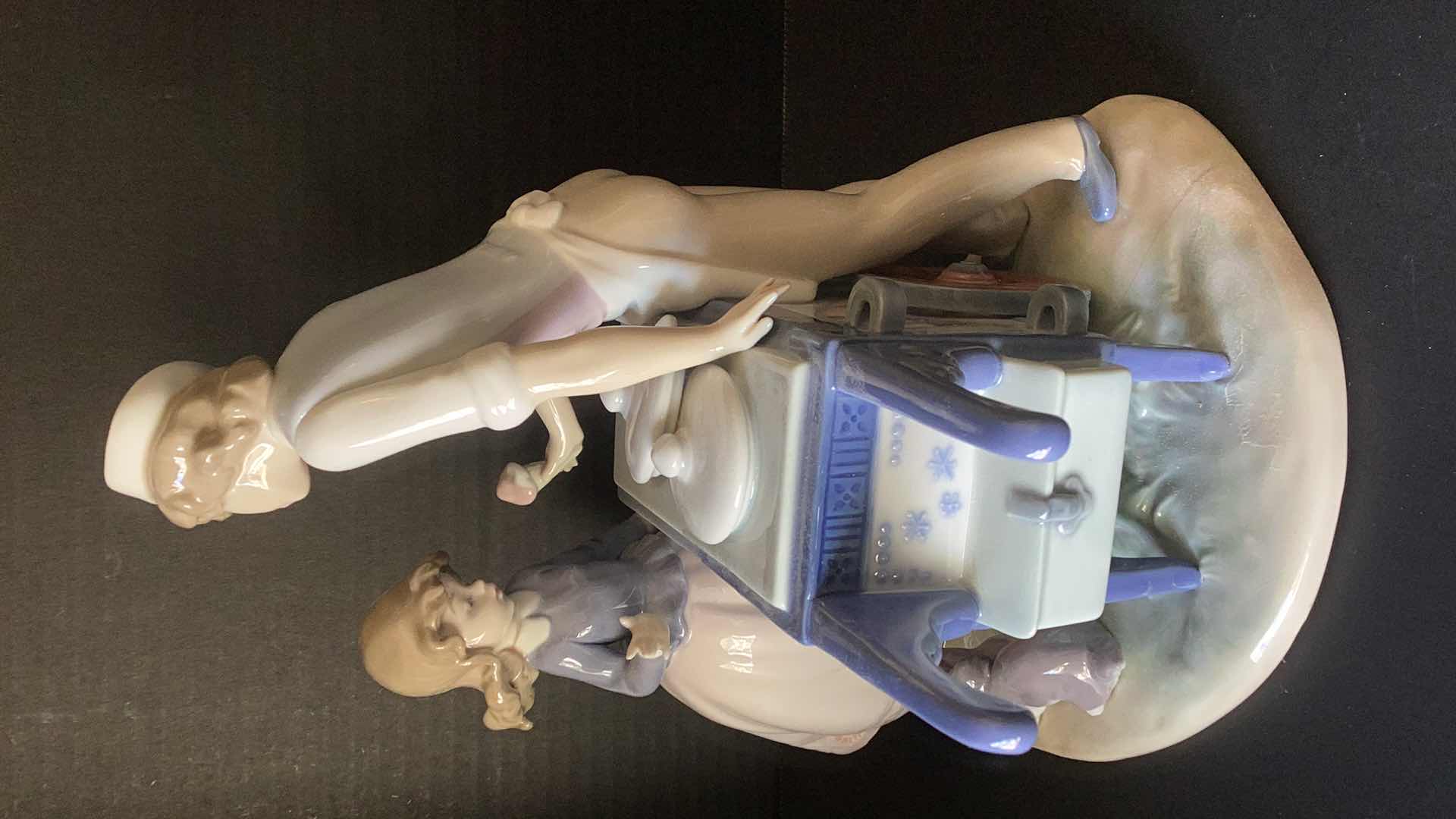 Photo 1 of LLADRO “ICE CREAM VENDOR” #5325 9” TALL 