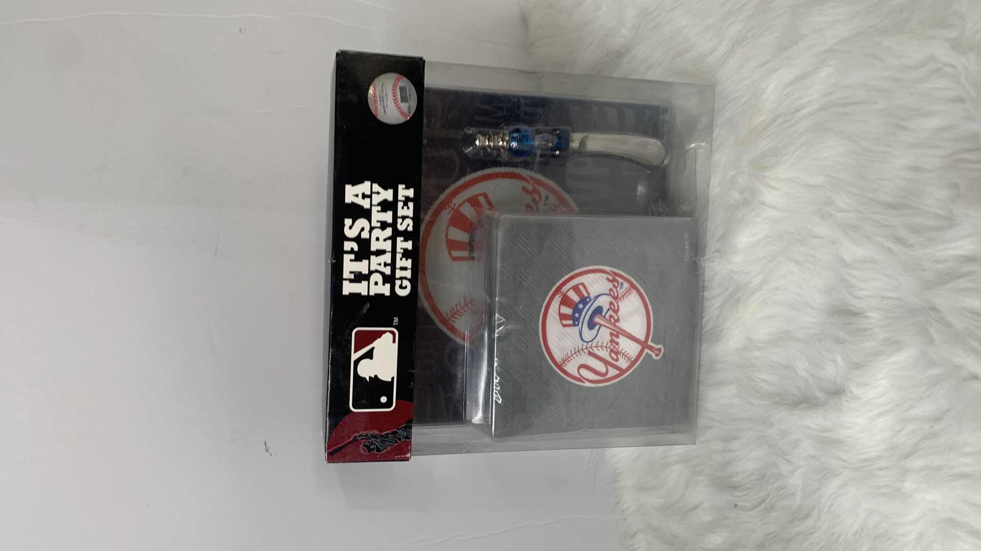 Photo 1 of NEW YORK YANKEES COLLECTIBLE PARTY SET.