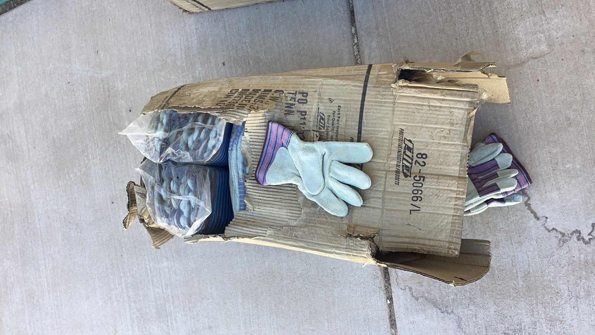 Photo 1 of CASE OF 72 PAIRS OF WORK GLOVES SIZE LARGE