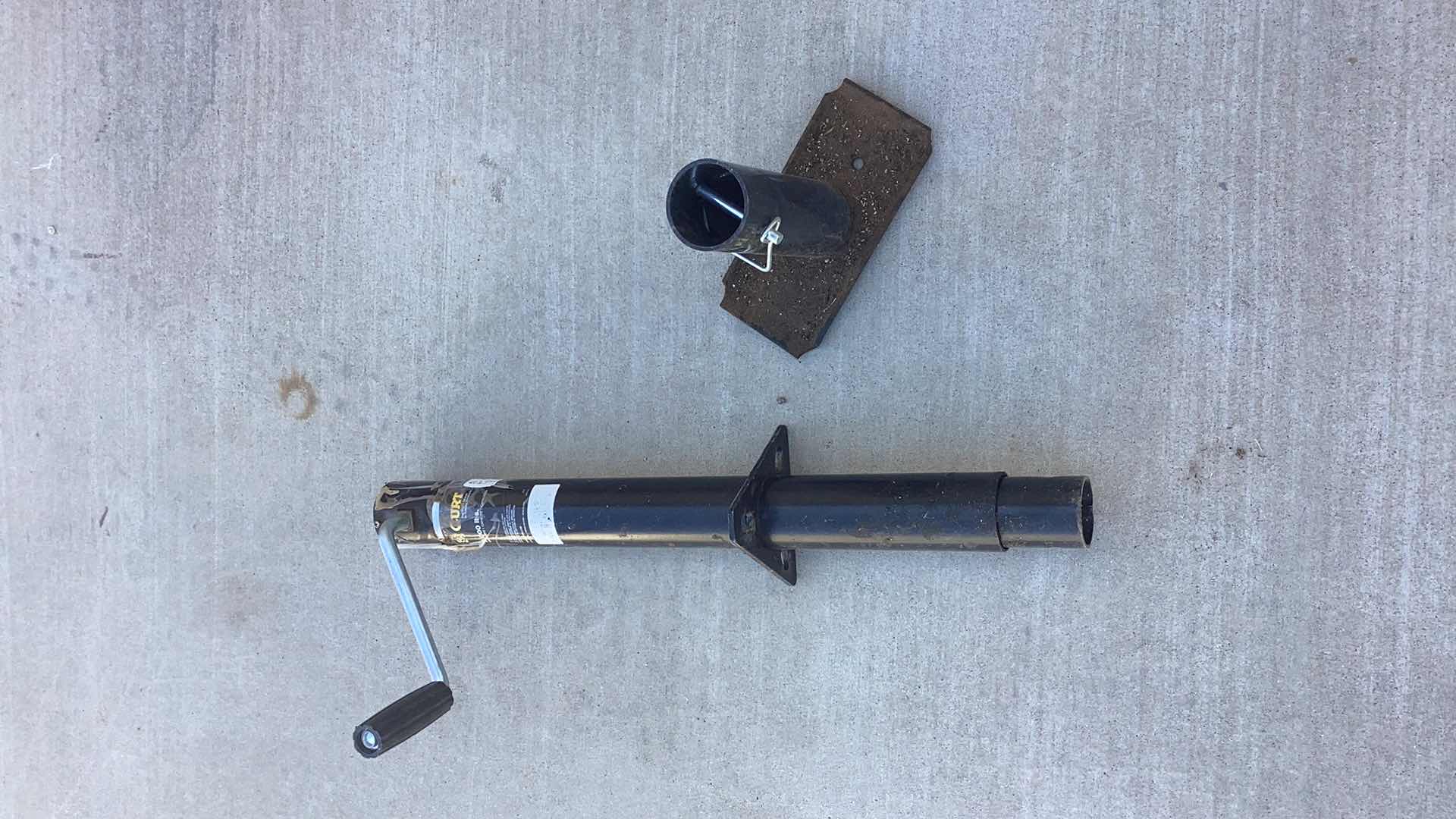 Photo 3 of CURT TWO THOUSAND POUND TOWING LIFT