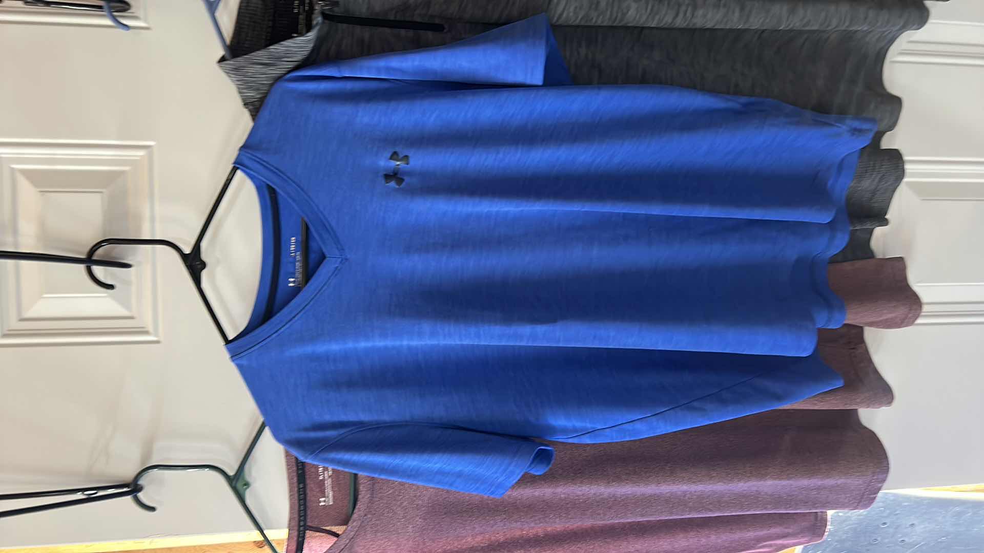 Photo 1 of 4 MENS UNDER ARMOR SHIRTS SIZE XL