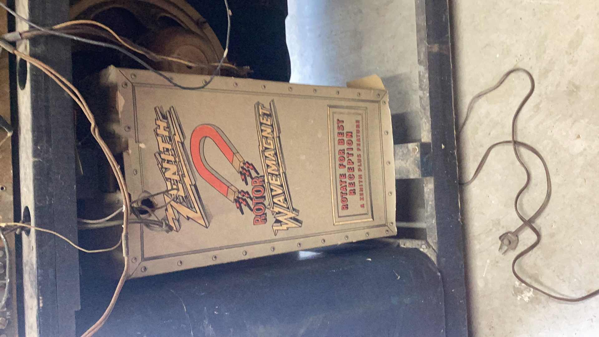 Photo 1 of ZENITH ANTIQUE 1940’S RADIO RECORD PLAYER