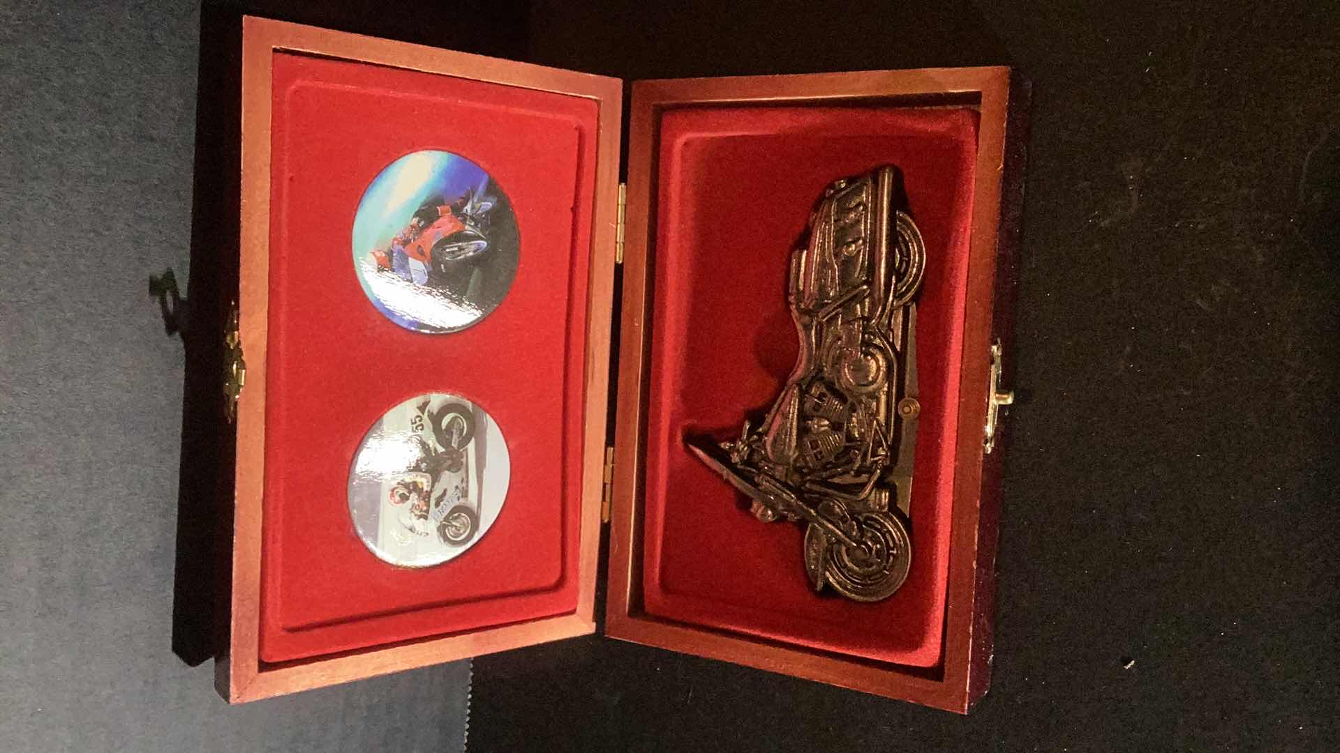 Photo 1 of HARLEY DAVIDSON ROAD KING KNIFE WITH WOODEN CASE