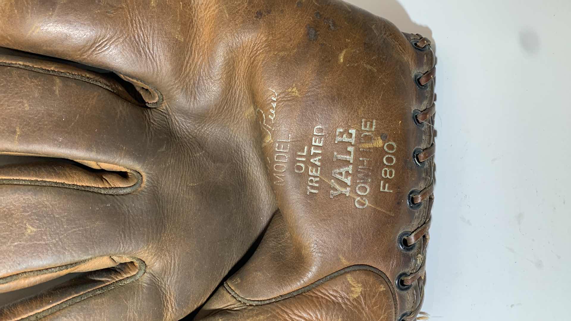 Photo 1 of ANTIQUE PEE WEE YALE COWHIDE F800 BASEBALL GLOVE