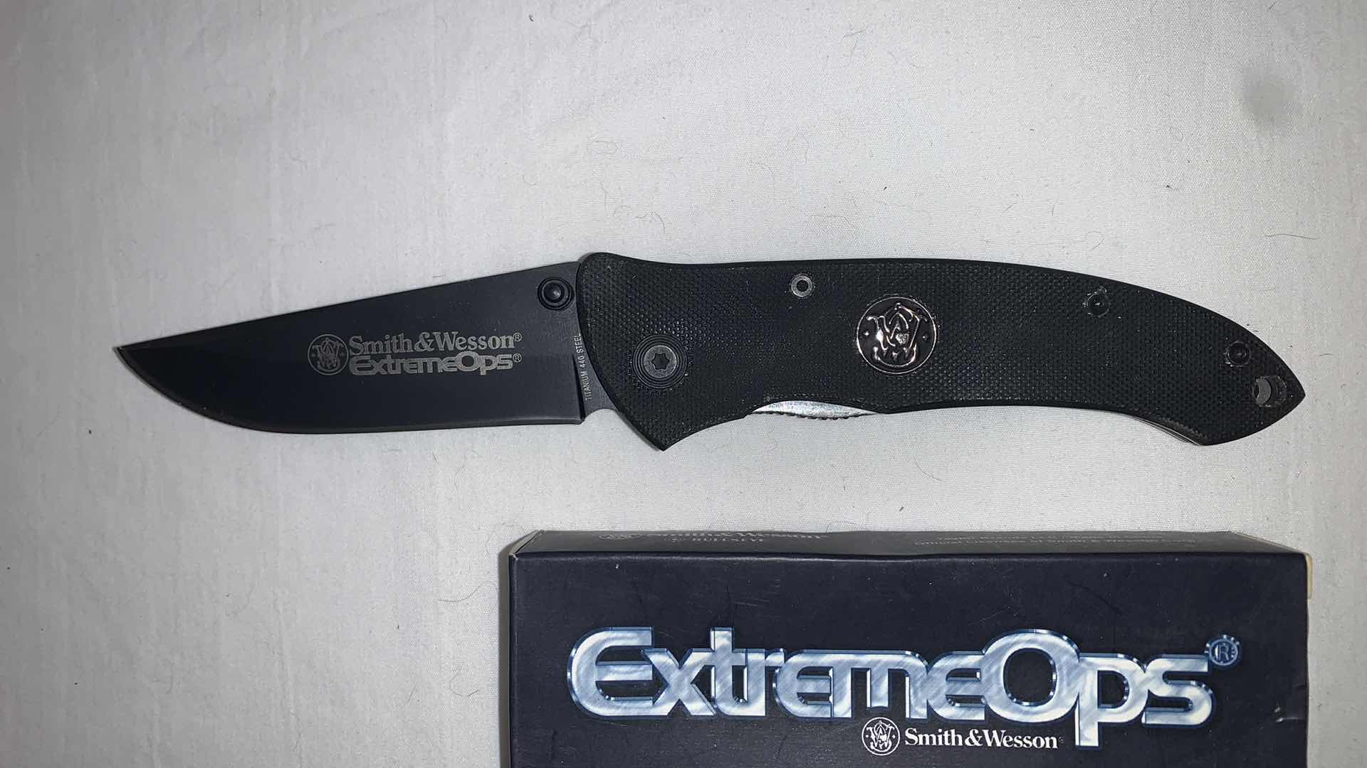 Photo 1 of EXTREMEOPS SMITH AND WESSON BLACK POCKET KNIFE