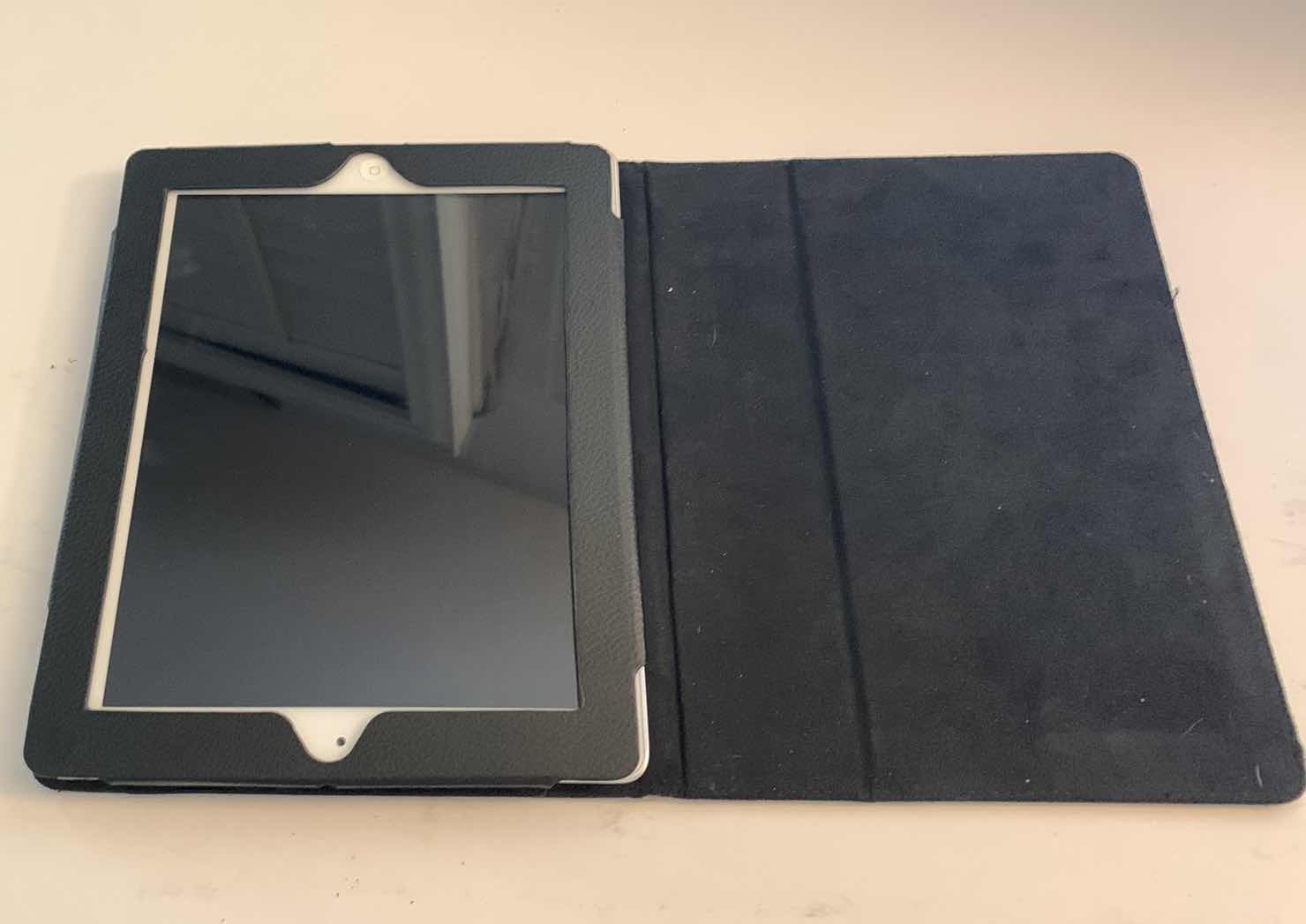 Photo 3 of APPLE IPAD 3RD GENERATION 32GB MEMORY RESET