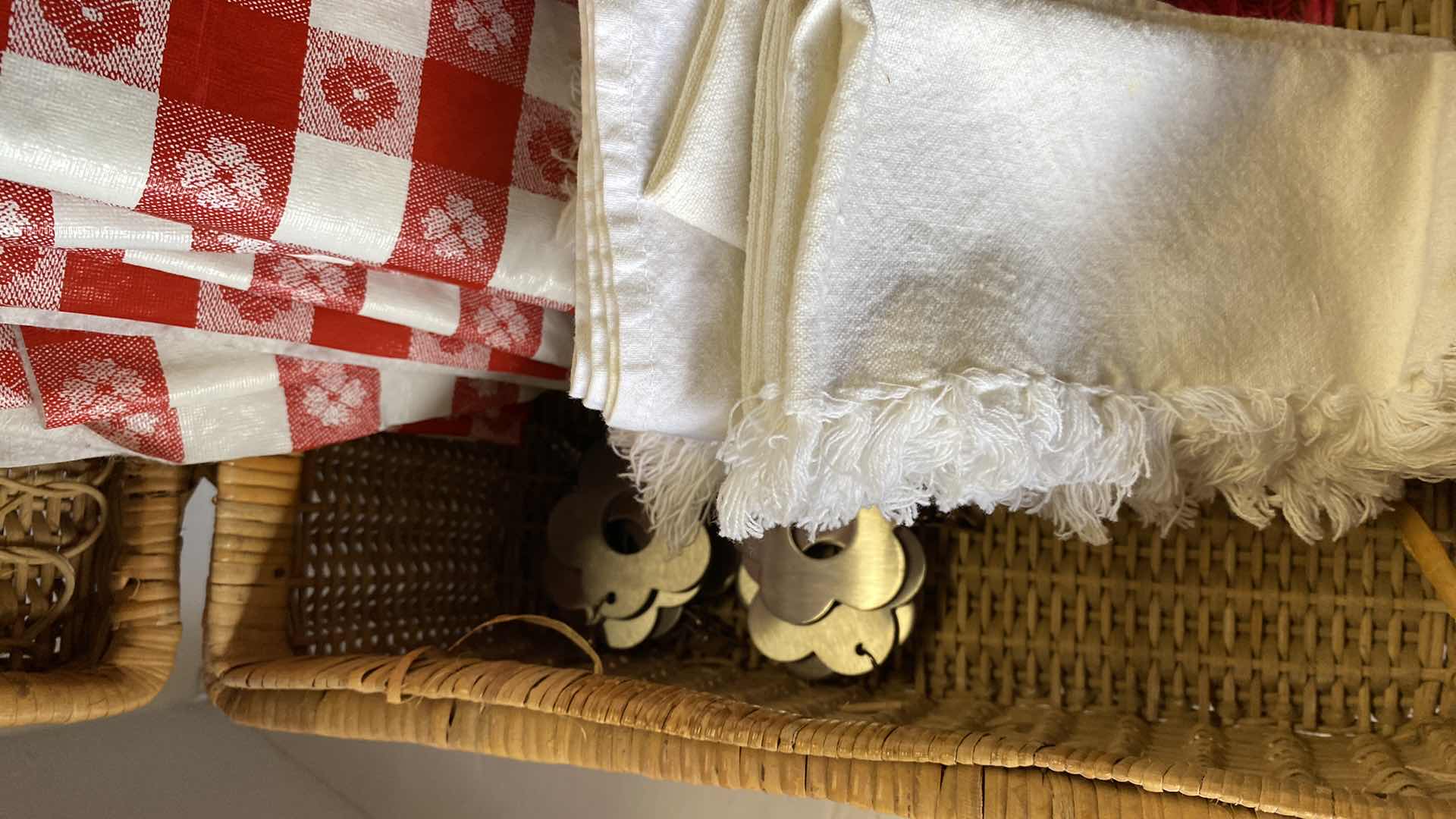 Photo 3 of BASKET WITH TABLECLOTHS NAPKINS AND TABLECLOTH HOLDERS SEE PICS FOR MORE TABLECLOTHS