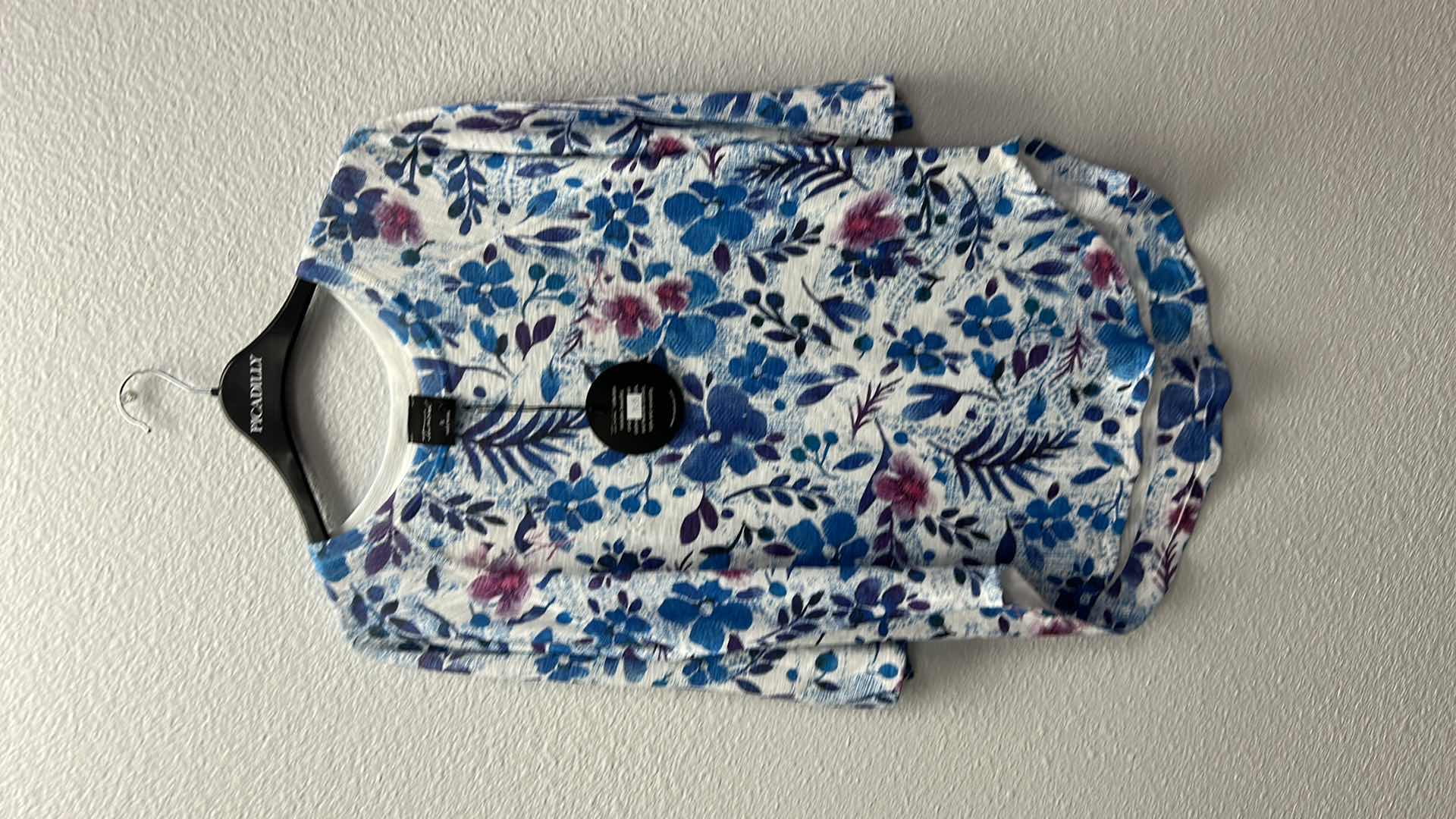 Photo 1 of NWT WOMEN'S SIZE SMALL - wearable art floral top $79.95