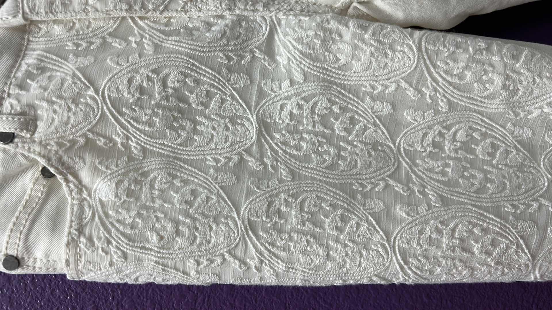 Photo 1 of NWT WOMEN'S SIZE  31/12 TRU LUXE EMBROIDERED IVORY JEANS $89.95