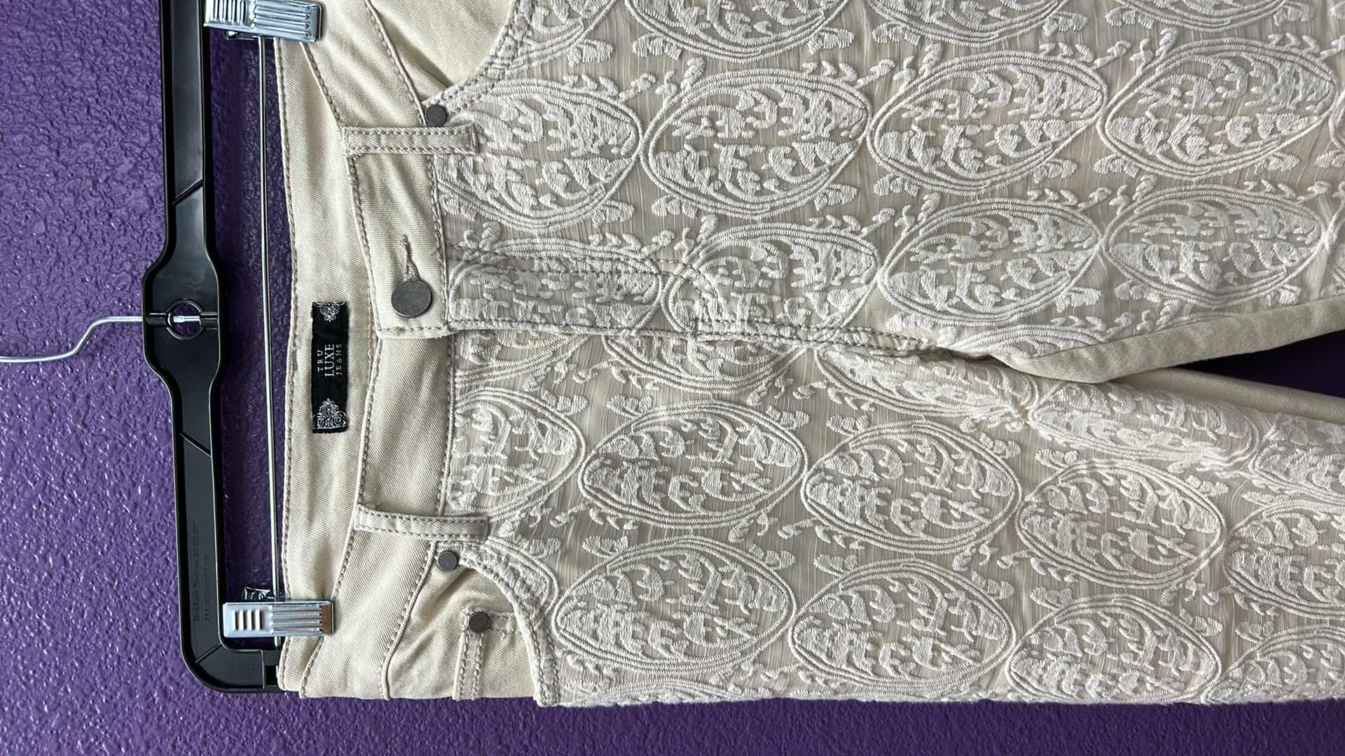 Photo 1 of NWT WOMEN'S SIZE 34/18 - TRU LUXE  IVORY JEANS EMBROIDERED  $89.95