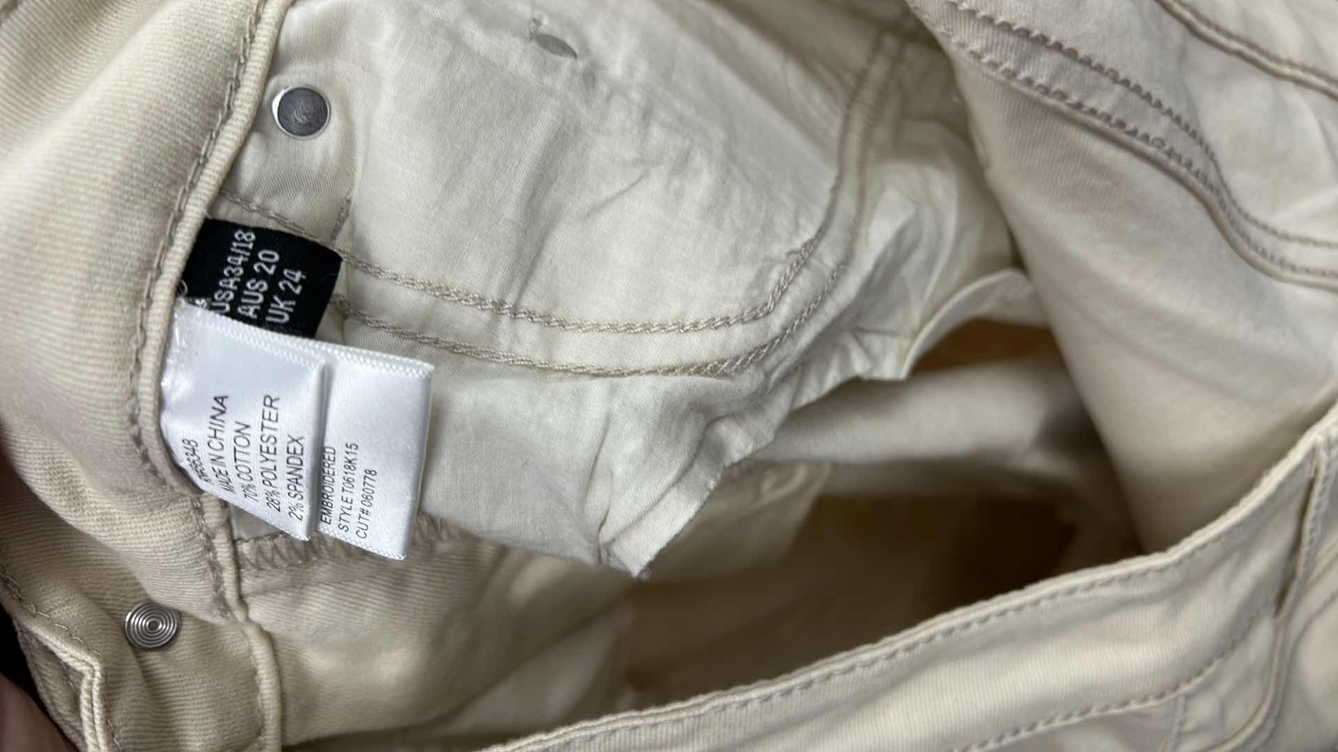 Photo 1 of NWT WOMEN'S SIZE 34/18 - TRU LUXE  IVORY JEANS EMBROIDERED  $89.95