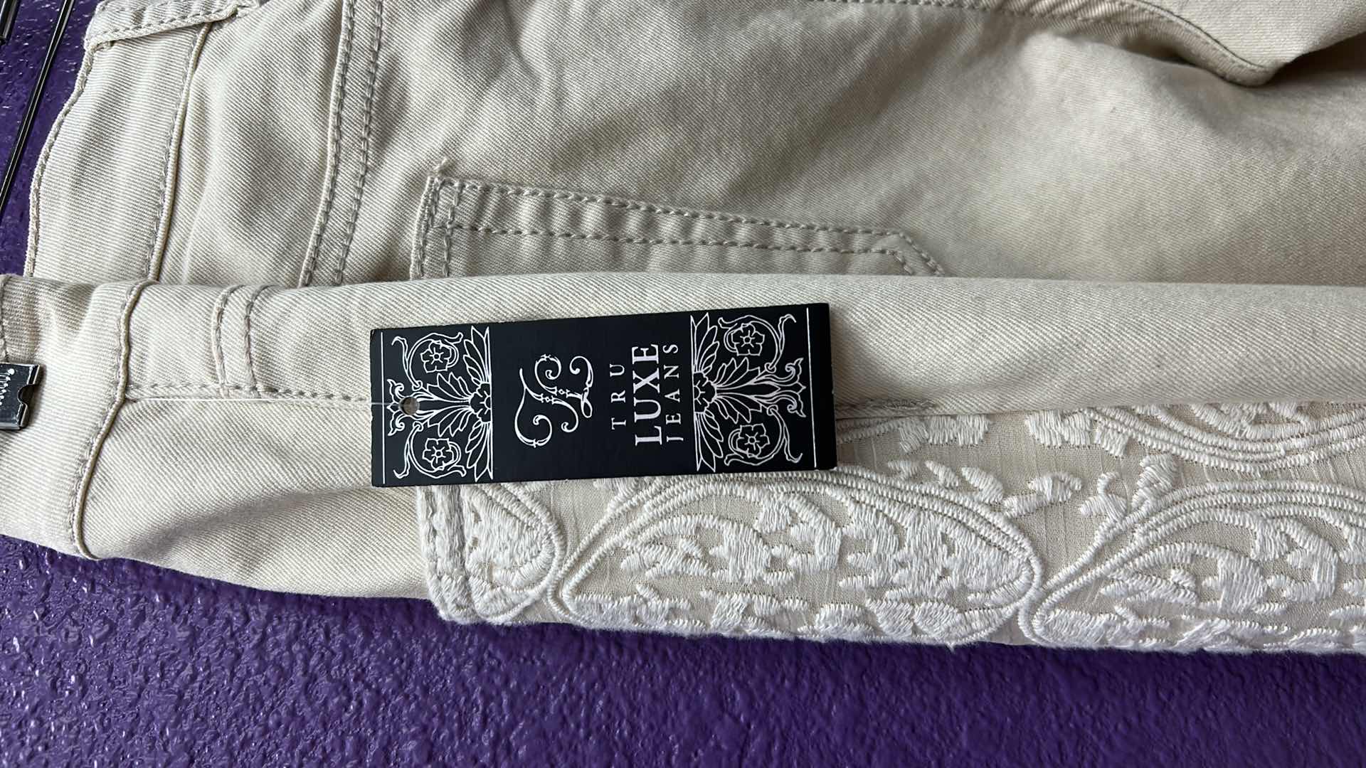 Photo 1 of NWT WOMEN'S SIZE 33/16 - TRU LUXE  IVORY JEANS EMBROIDERED  $89.95