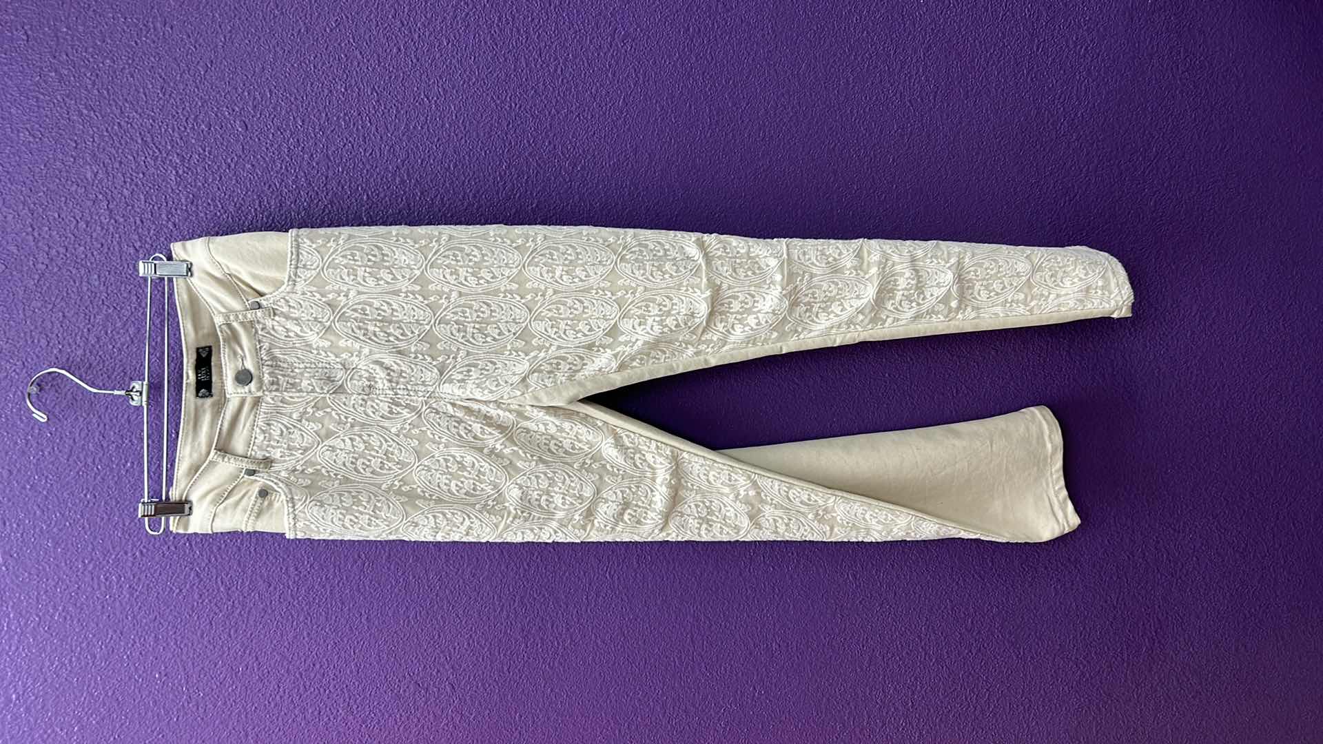 Photo 1 of NWT WOMEN'S SIZE 33/16 - TRU LUXE  IVORY JEANS EMBROIDERED  $89.95