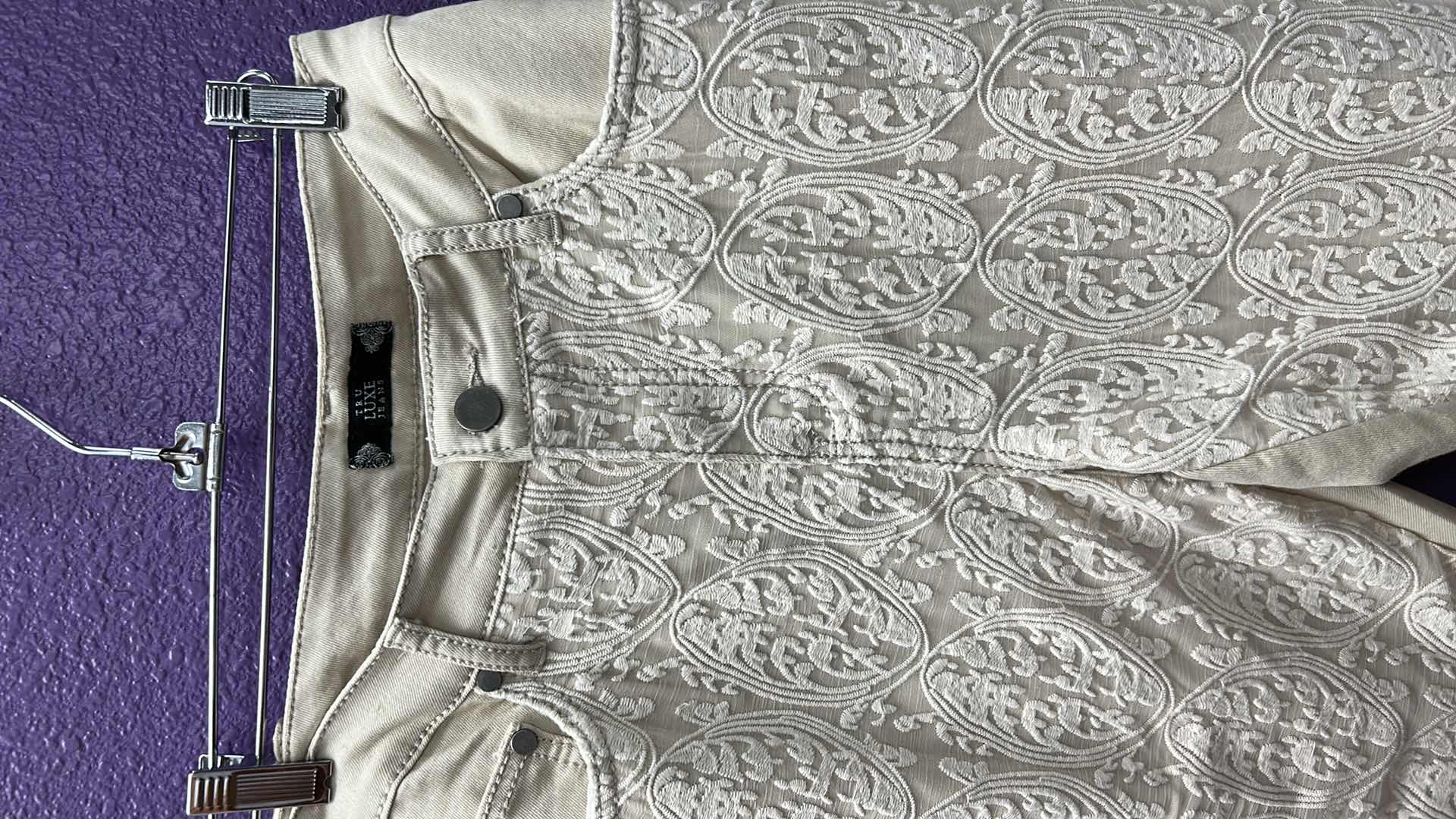 Photo 1 of NWT WOMEN'S SIZE 33/16 - TRU LUXE  IVORY JEANS EMBROIDERED  $89.95