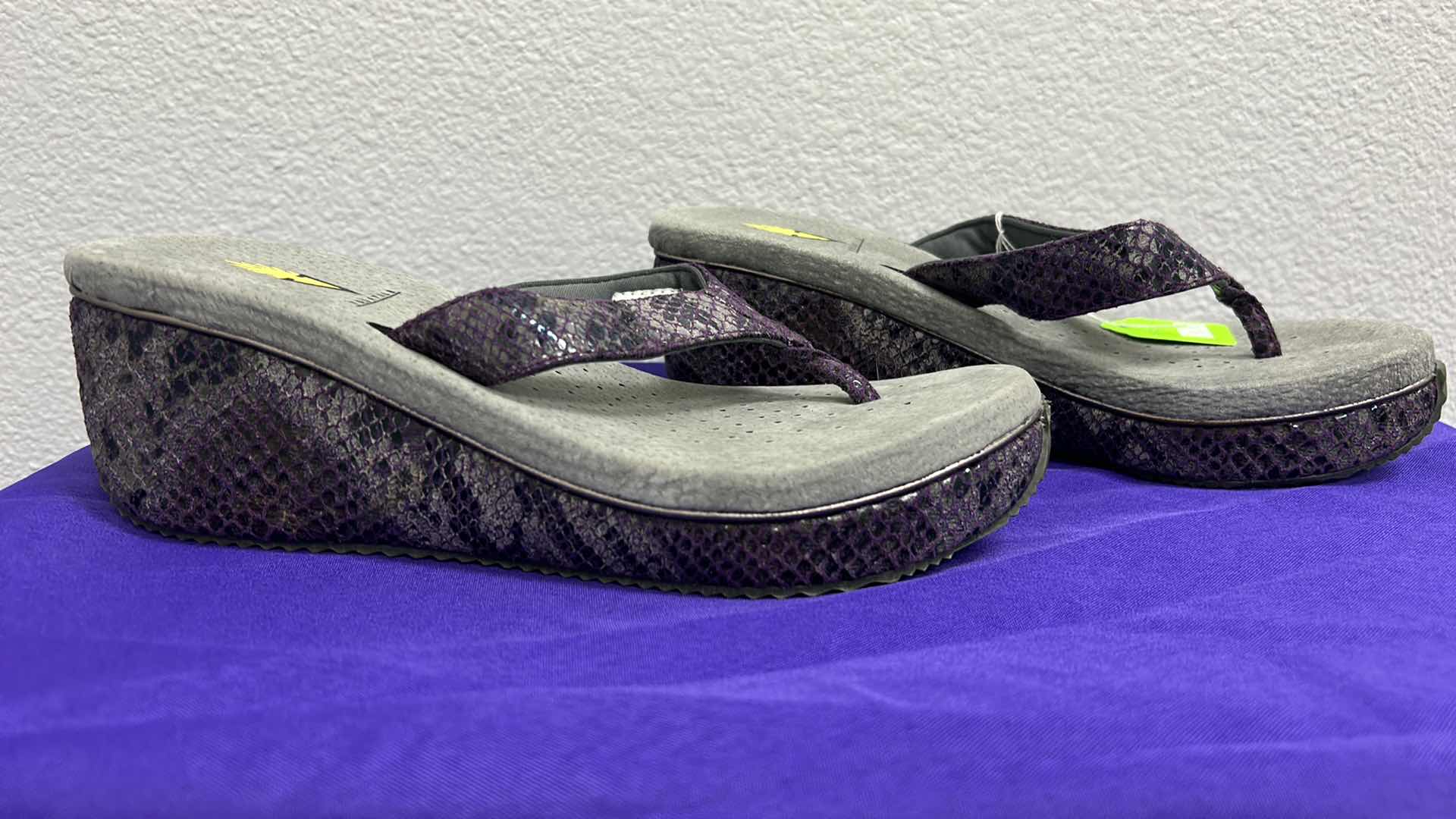 Photo 1 of NWT WOMEN'S SIZE 9 - 3 PAIRS FLIP-FLOPS $34.95 EACH