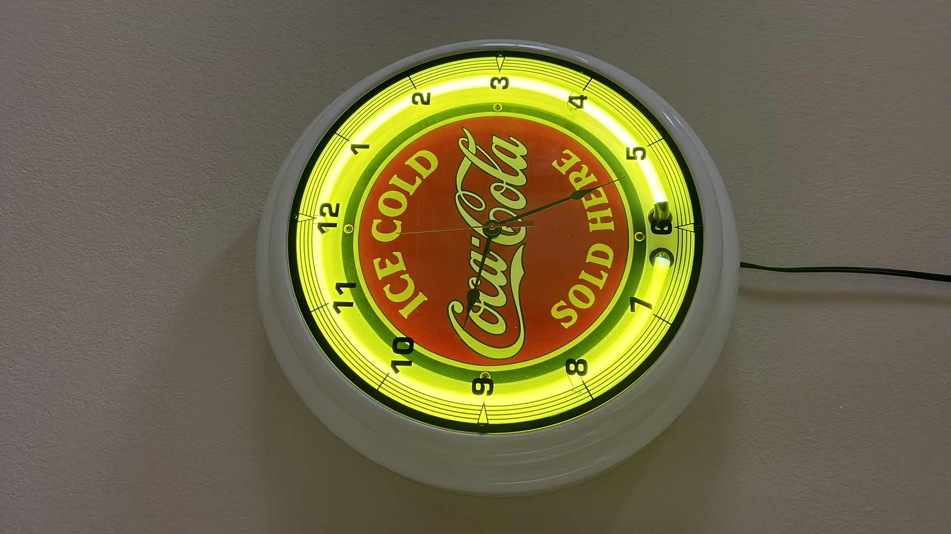 Photo 1 of COLLECTIBLE COCA COLA LIGHTED CLOCK 18.5” $329 in 1999
