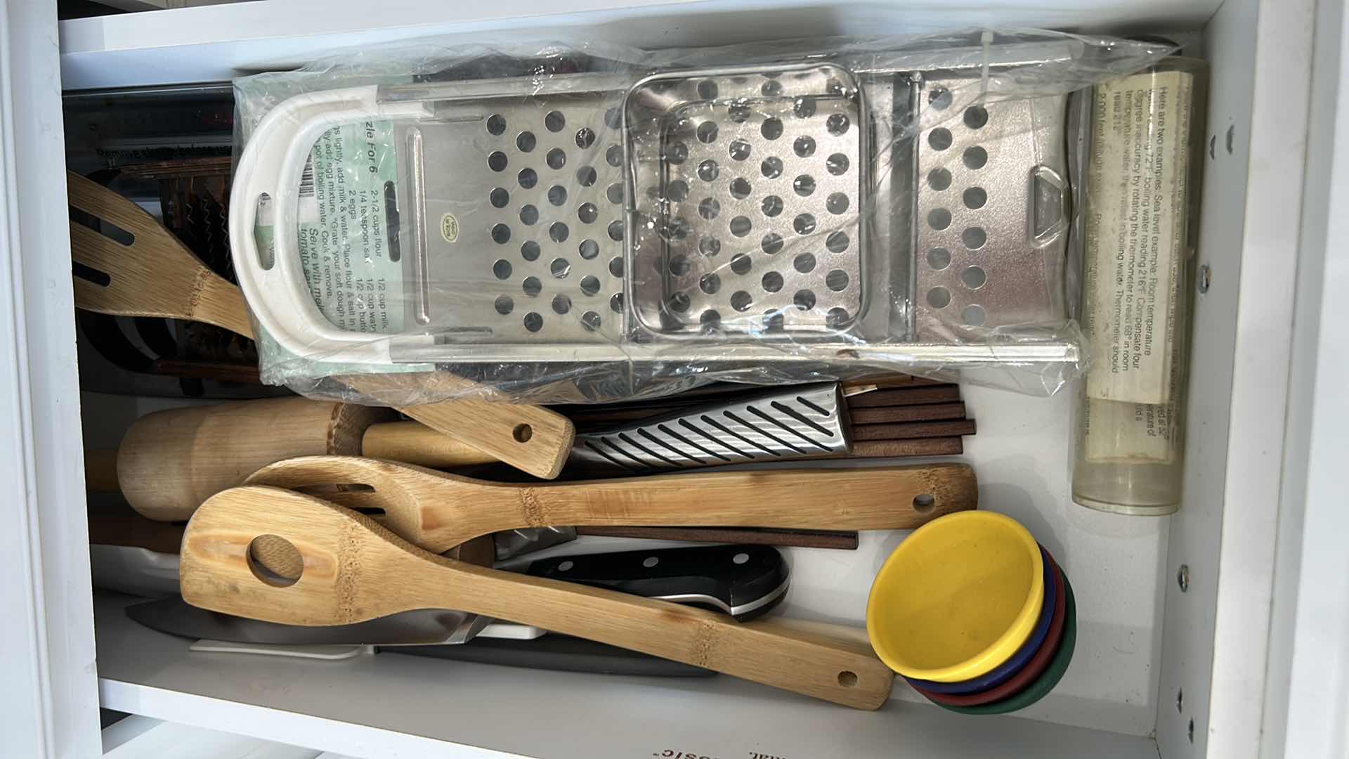 Photo 7 of CONTENTS OF DRAWER - KITCHEN