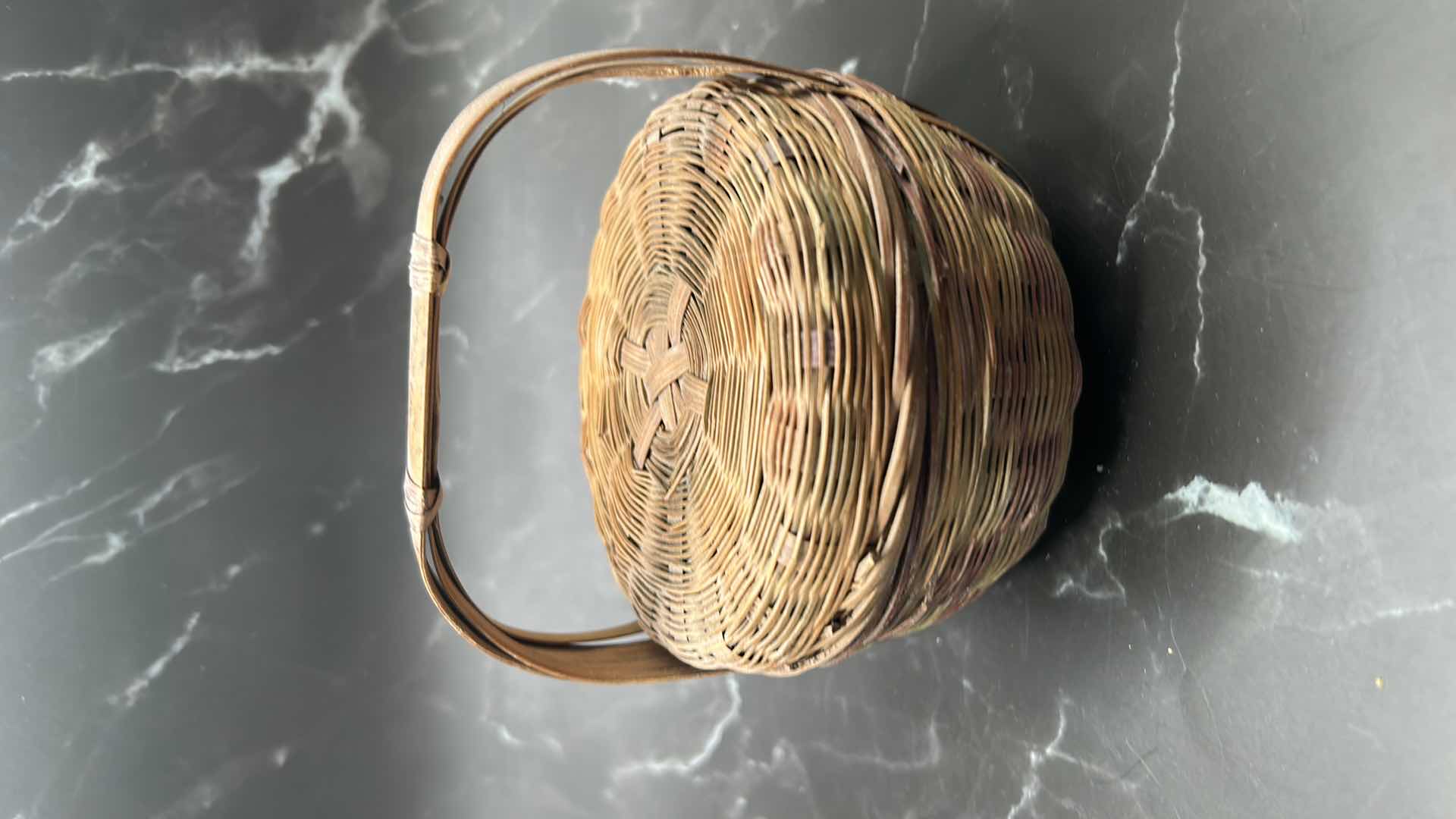 Photo 1 of 4 - PIECE CHINESE COLLECTIBLES - TWO WOVEN BASKETS AND TWO METAL COINS (LARGEST BASKET MEASURES 5” x 5”